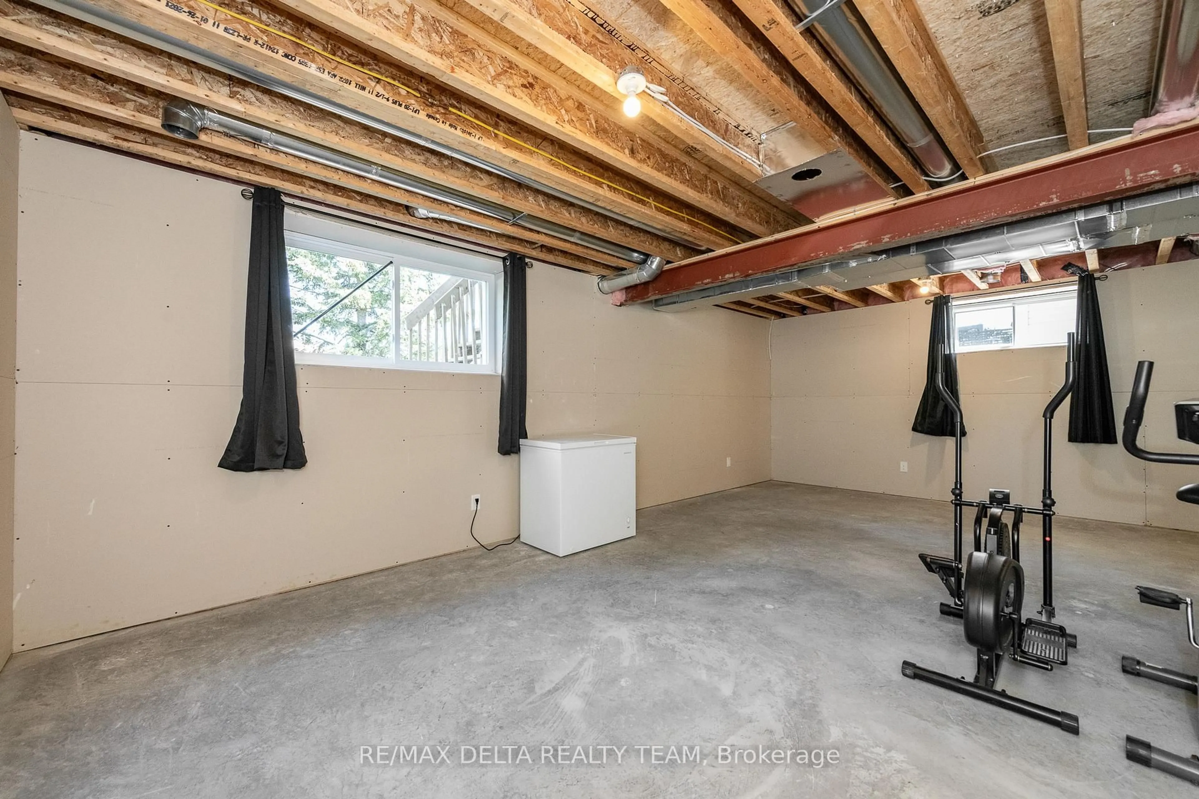 Indoor garage for 688 Geneva Cres, Russell Ontario K0A 1W0