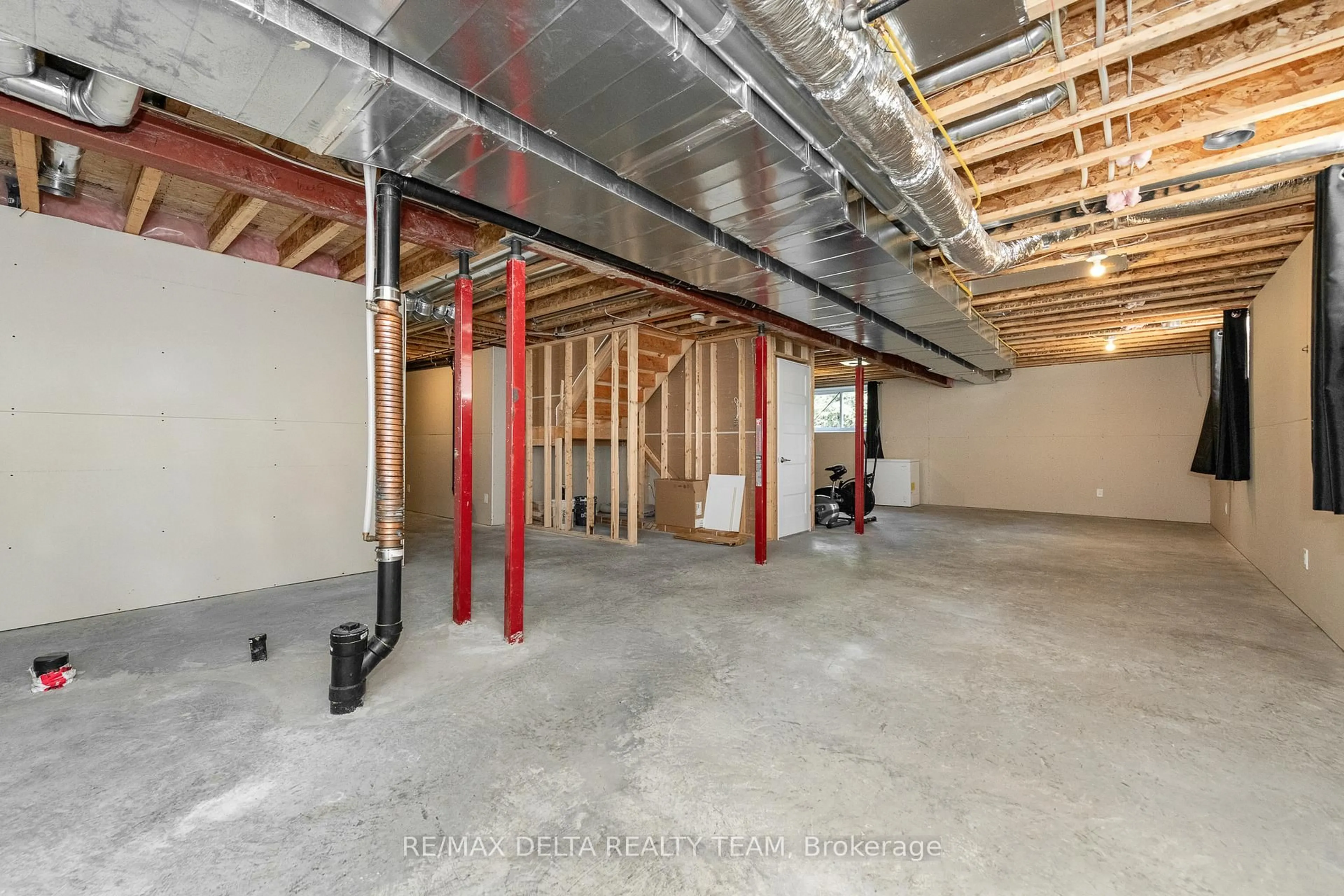 Indoor foyer for 688 Geneva Cres, Russell Ontario K0A 1W0