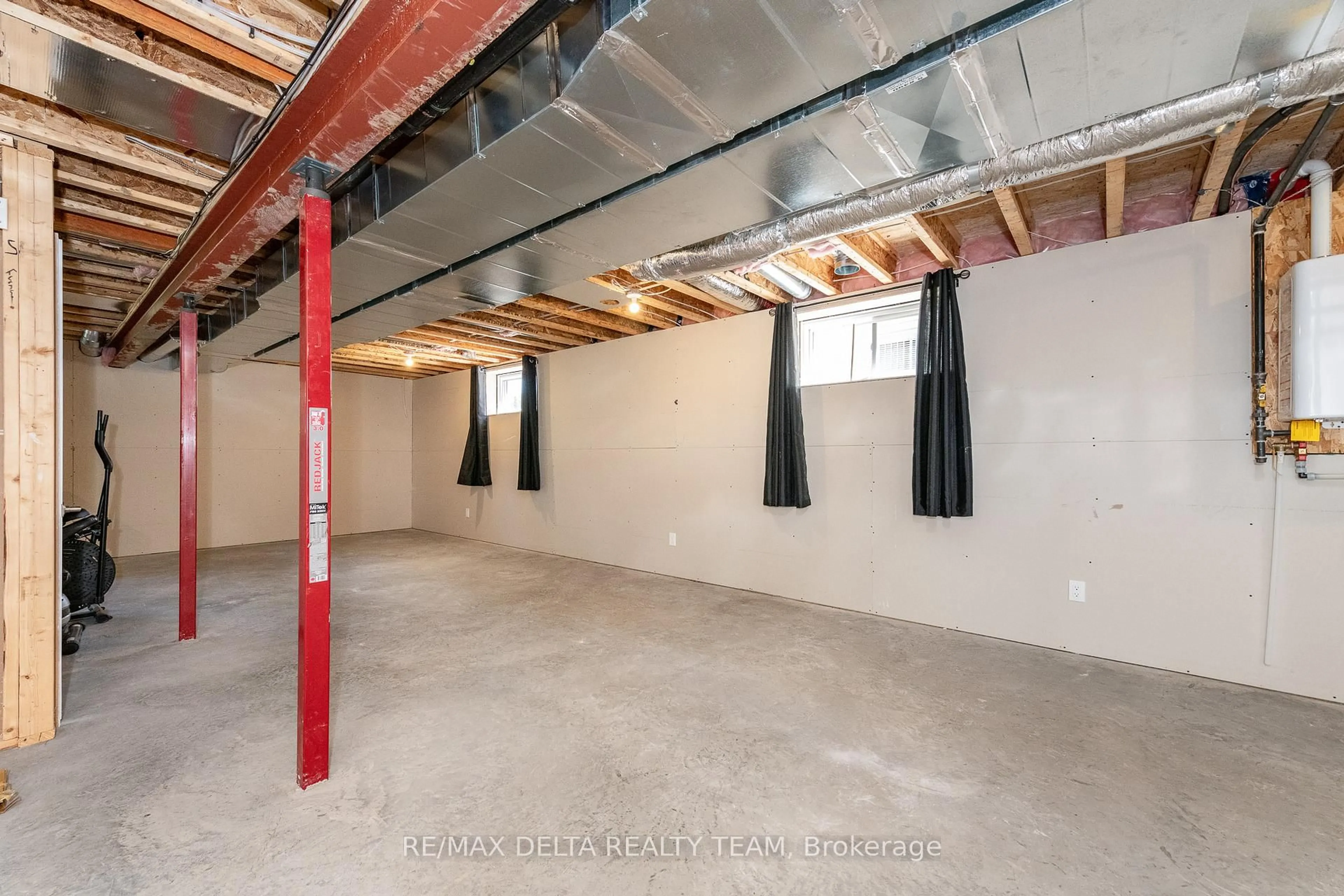 Indoor garage for 688 Geneva Cres, Russell Ontario K0A 1W0