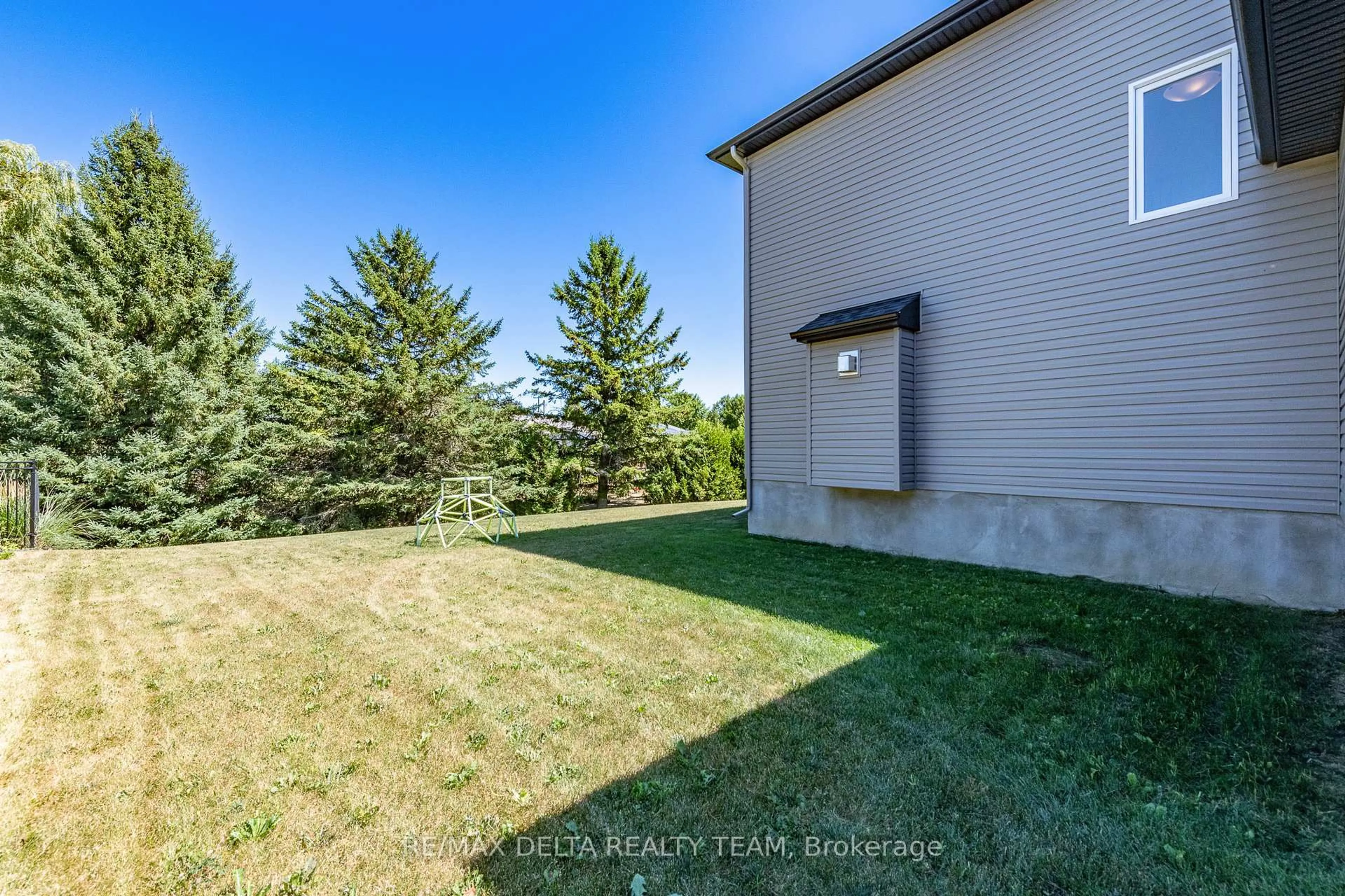 Unknown for 688 Geneva Cres, Russell Ontario K0A 1W0