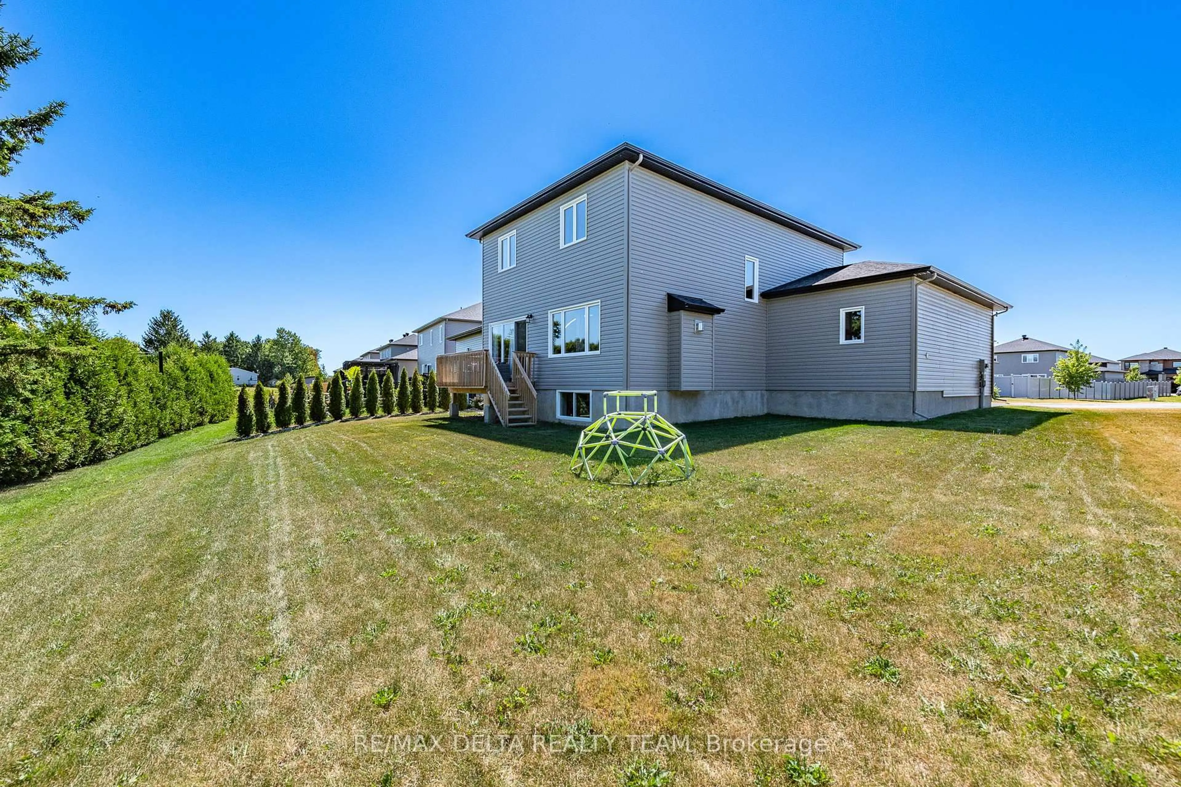 Unknown for 688 Geneva Cres, Russell Ontario K0A 1W0