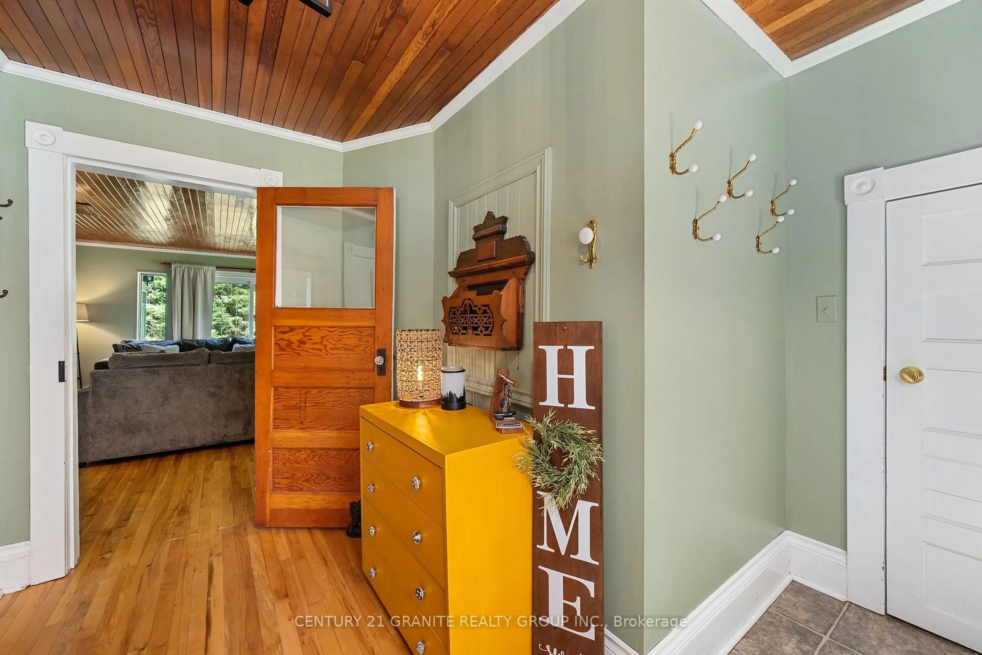 Indoor entryway for 400 Old Hwy 127 Highway, South Algonquin Ontario K0J 2M0