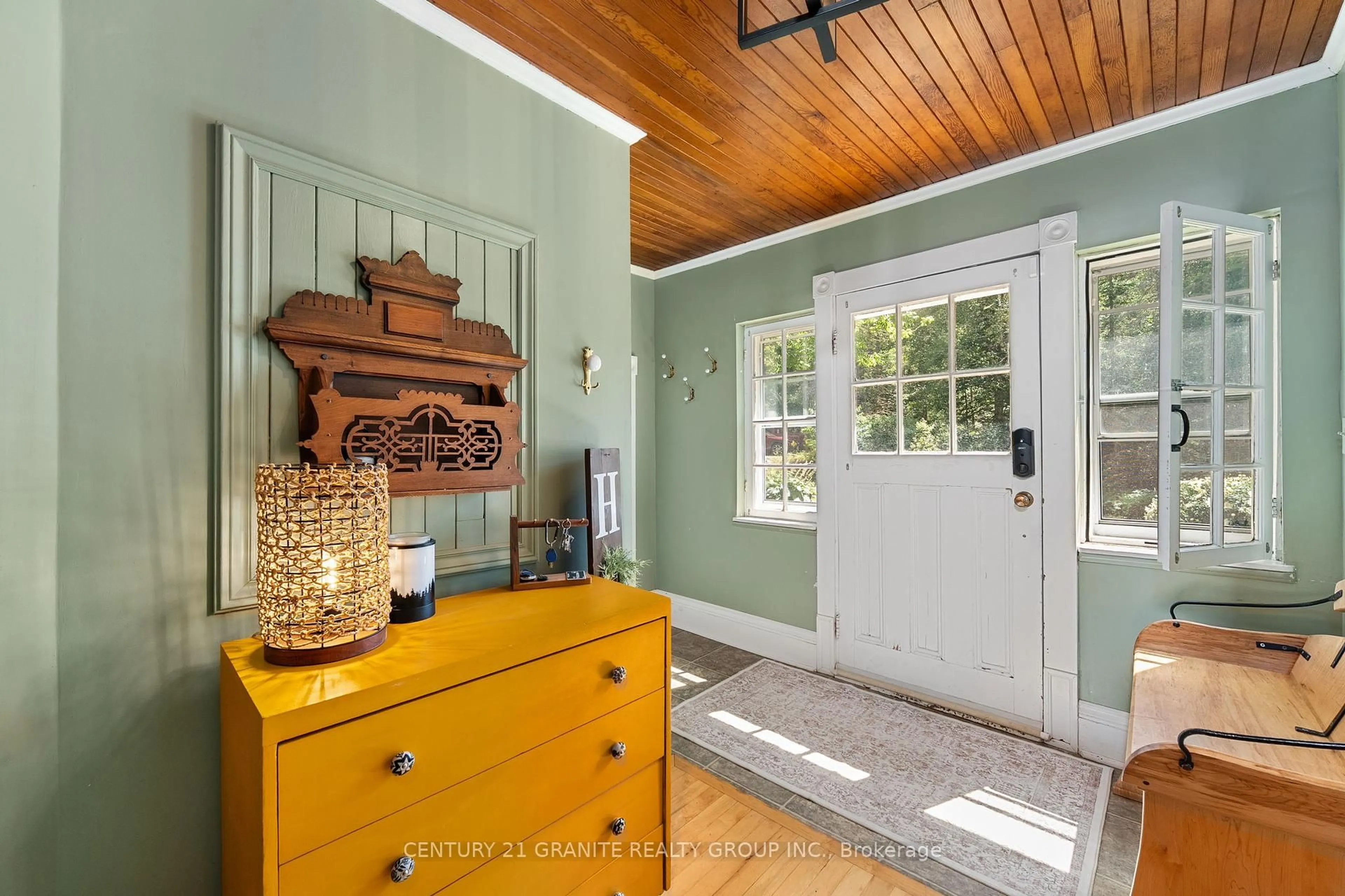 Indoor entryway for 400 Old Hwy 127 Highway, South Algonquin Ontario K0J 2M0