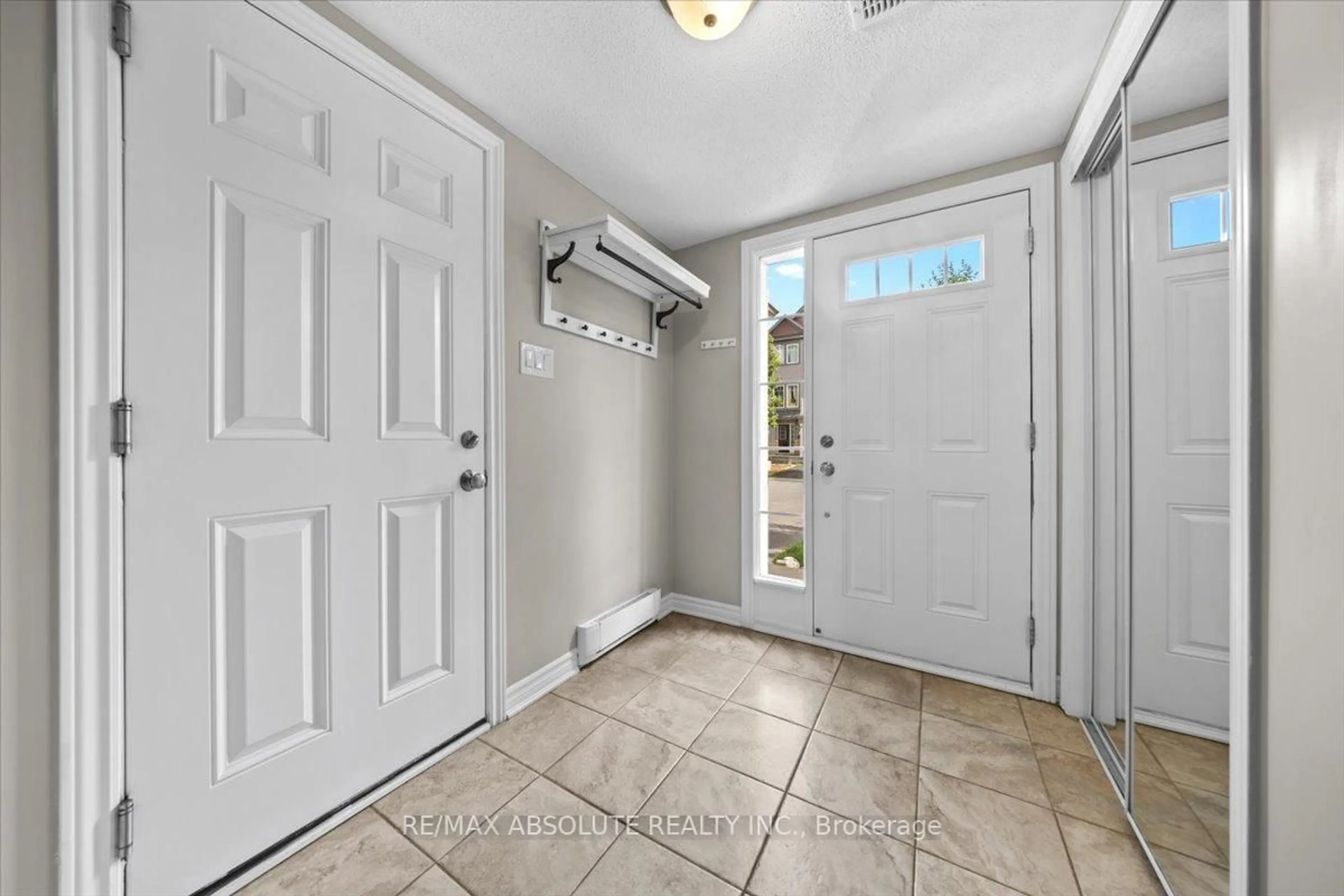 Indoor entryway for 415 Rosingdale St, Ottawa Ontario K2R 1G9