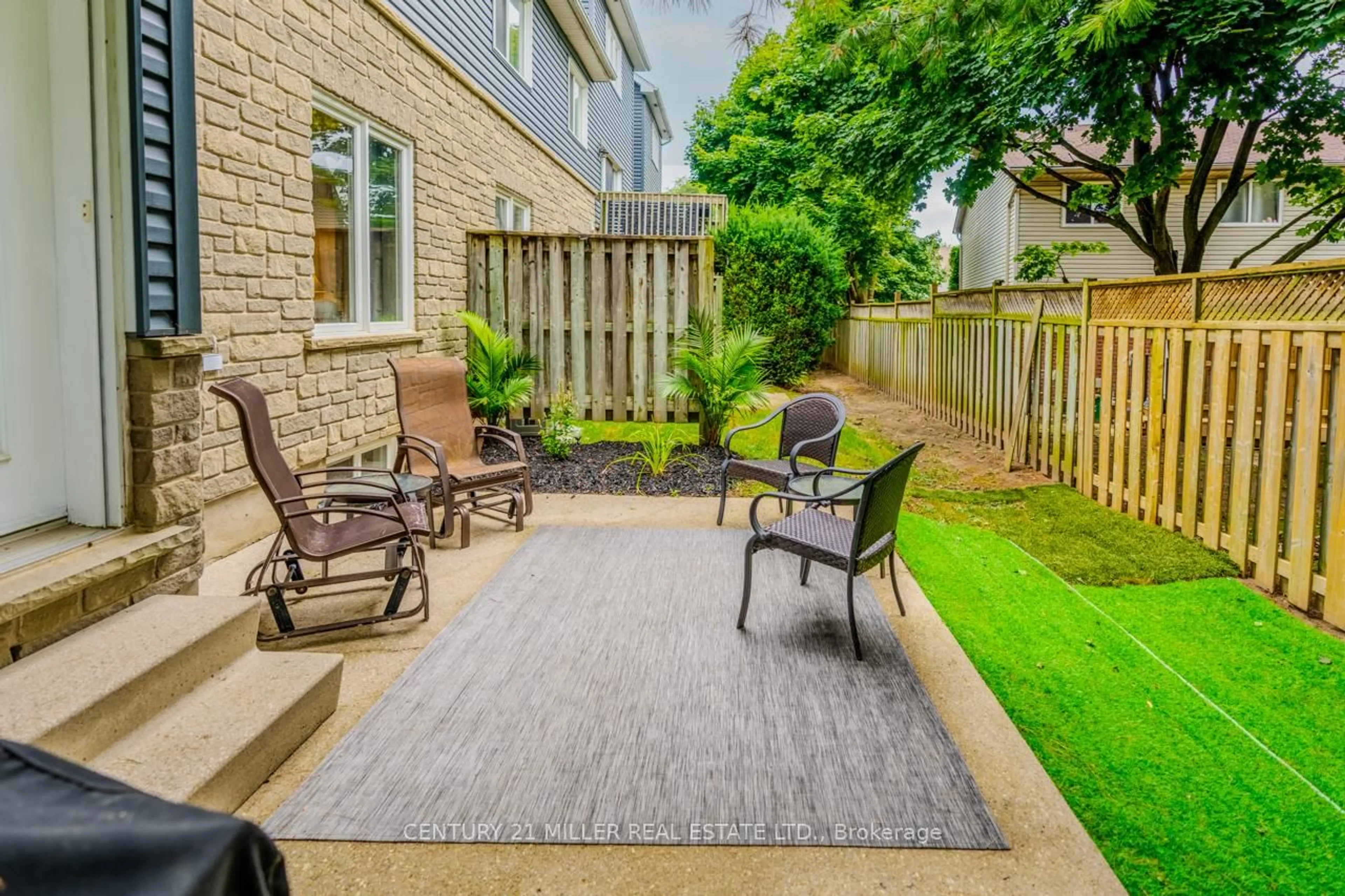 Patio, street for 199 Saginaw Pkwy #30, Cambridge Ontario N1T 1T9