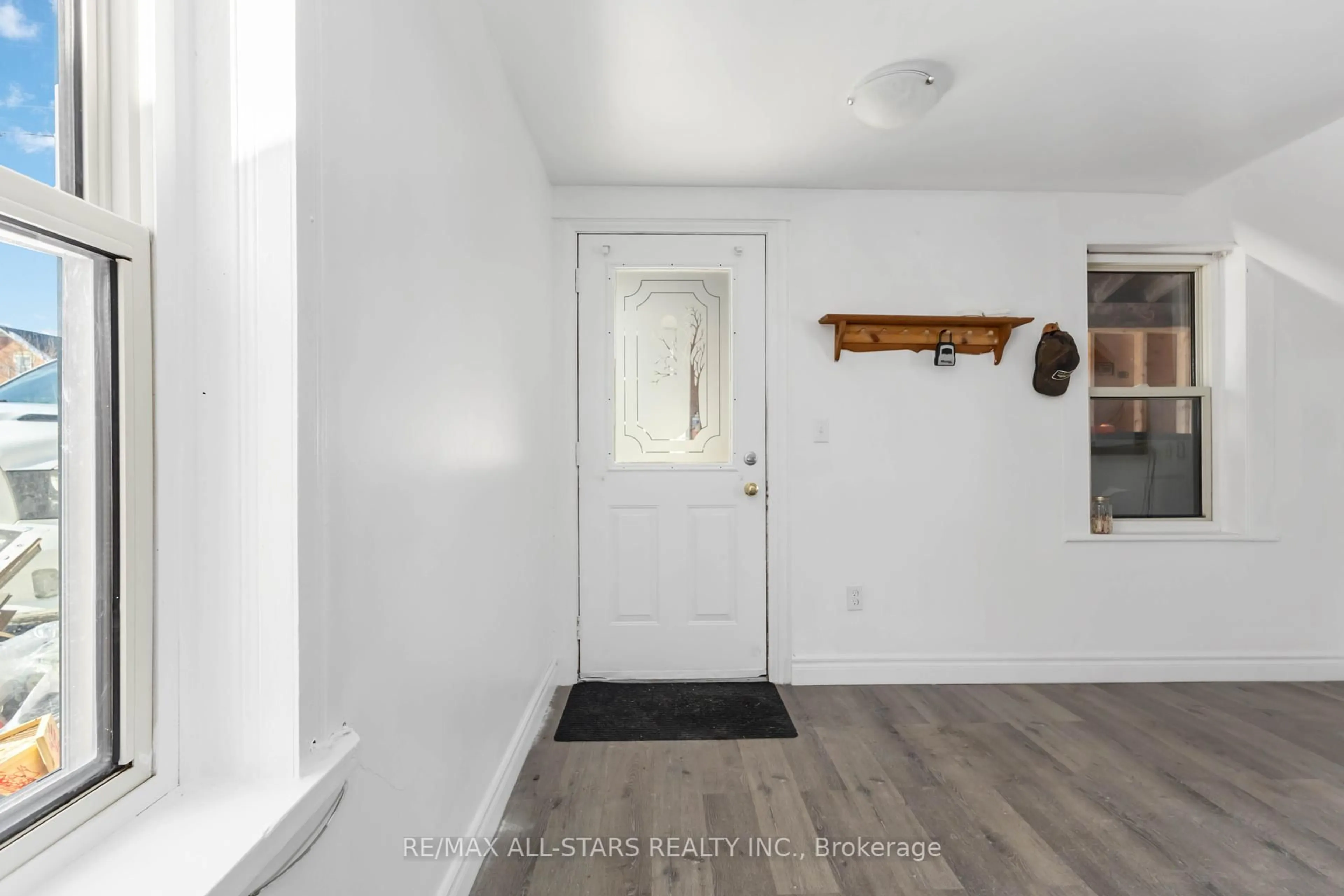 Indoor entryway for 67 Murray St, Kawartha Lakes Ontario K0M 1N0