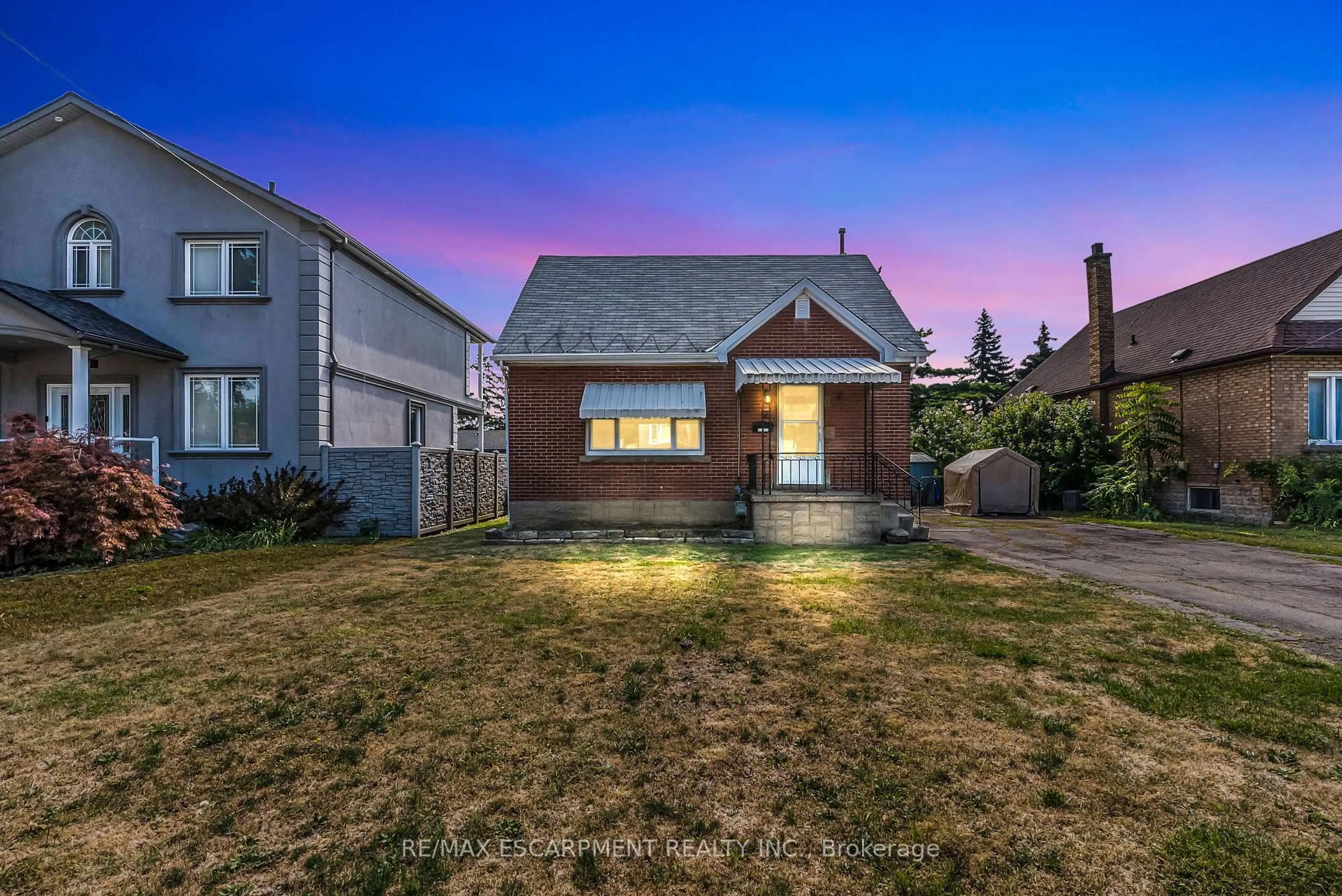 A pic from outside/outdoor area/front of a property/back of a property/a pic from drone, street for 59 Cloverdale Ave, Hamilton Ontario L8K 4M2