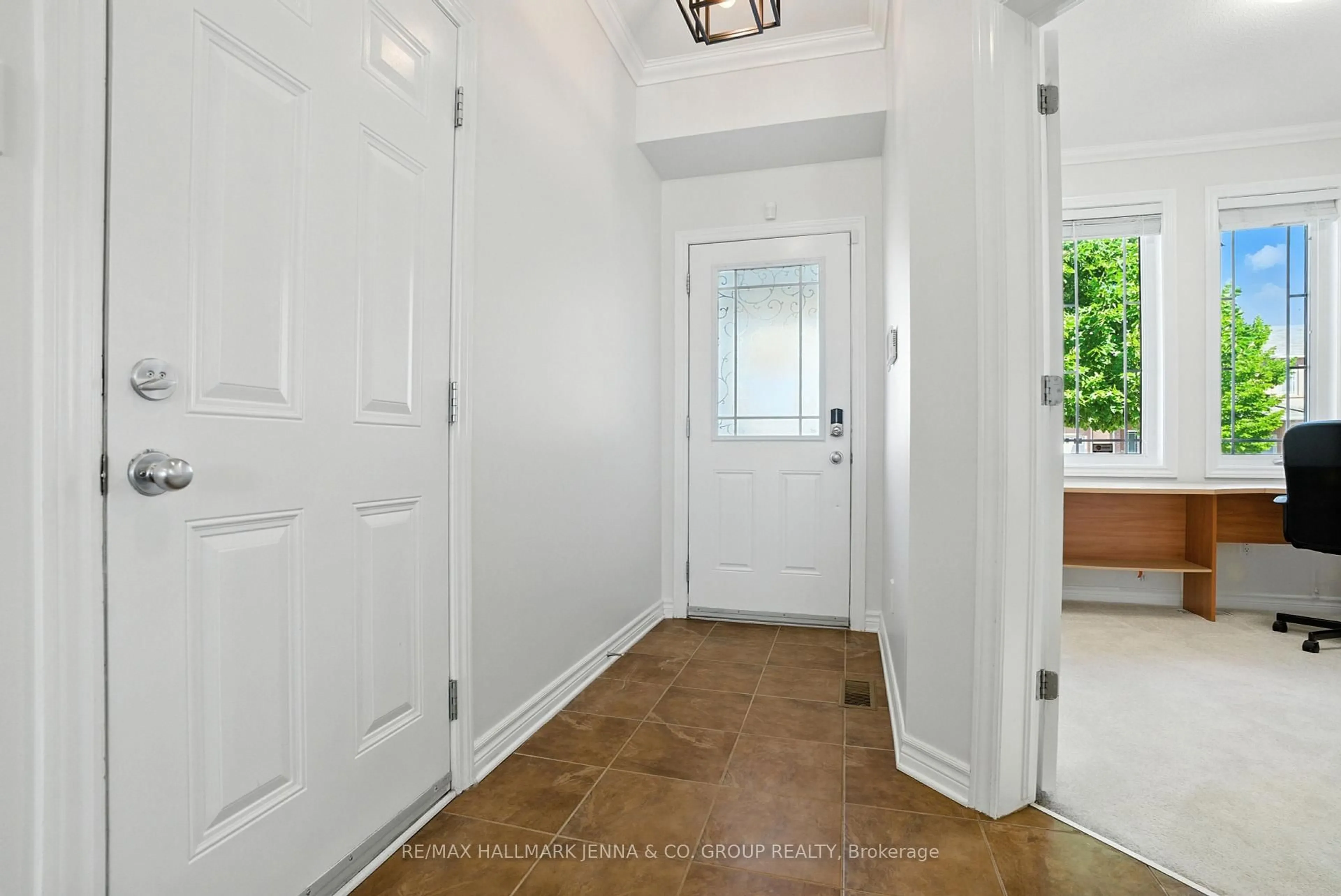 Indoor entryway for 100 Sorento St, Ottawa Ontario K2J 0B1