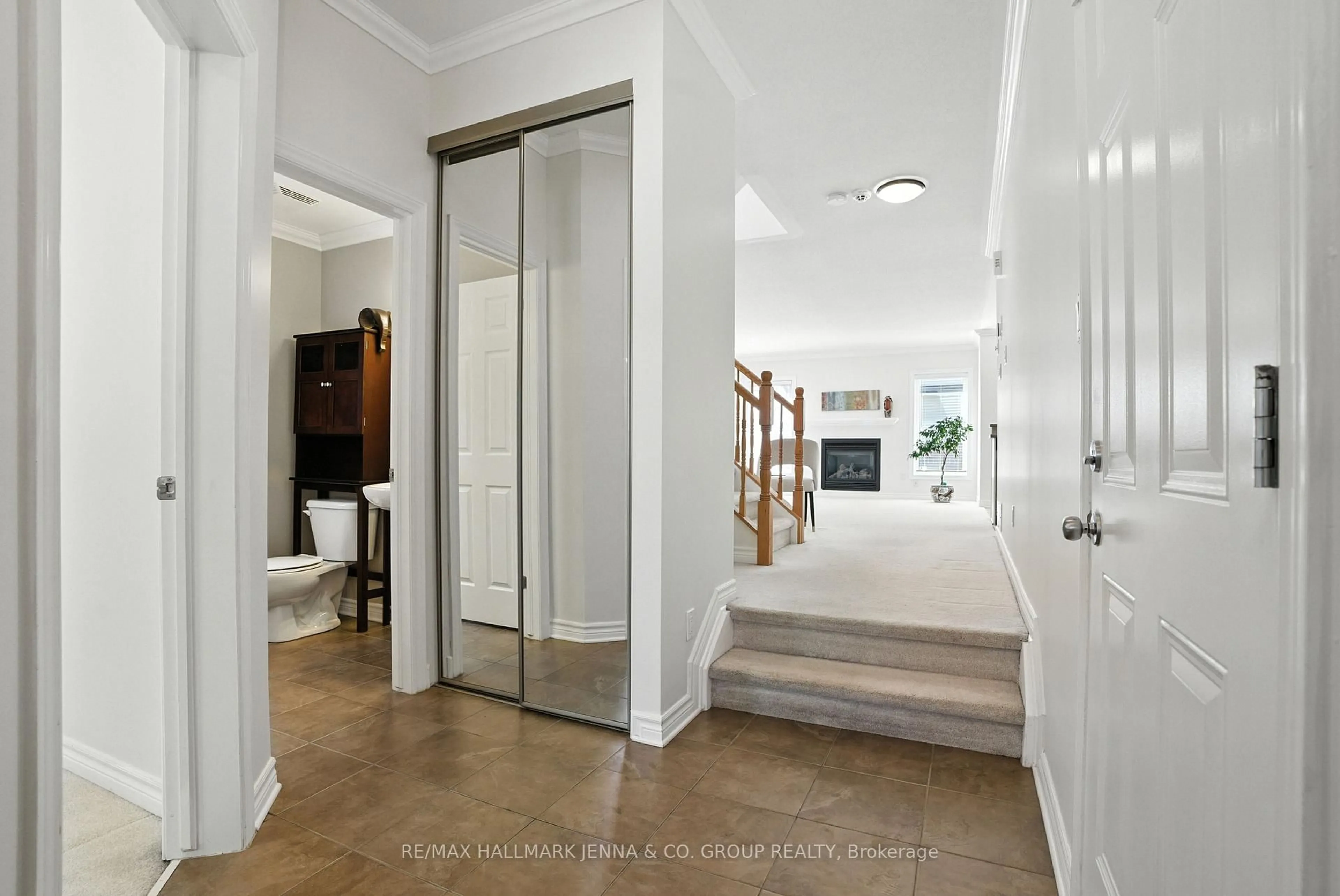 Indoor entryway for 100 Sorento St, Ottawa Ontario K2J 0B1