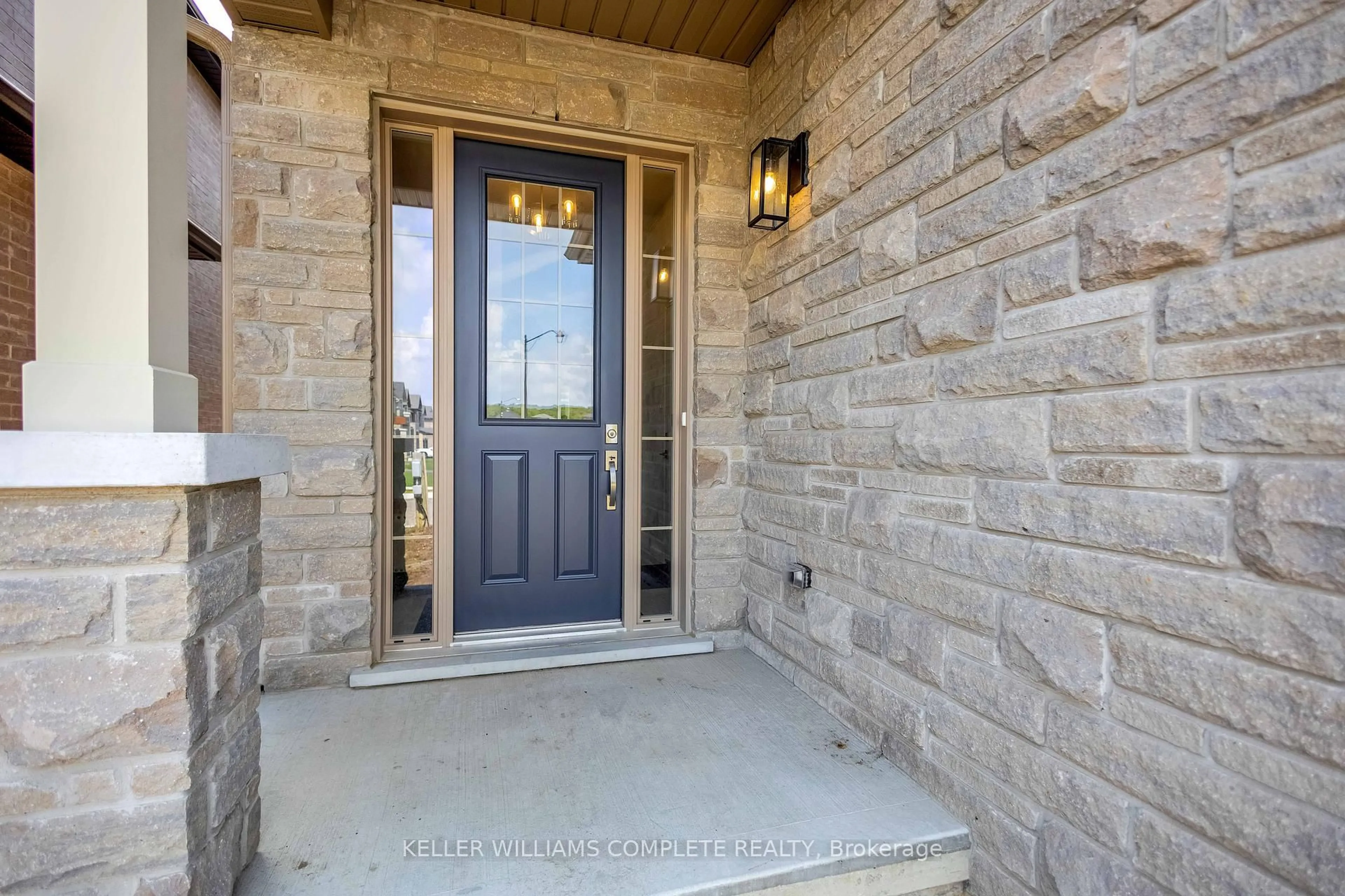 Indoor entryway for 92 SHADY OAKS Tr, Hamilton Ontario L9B 0K6