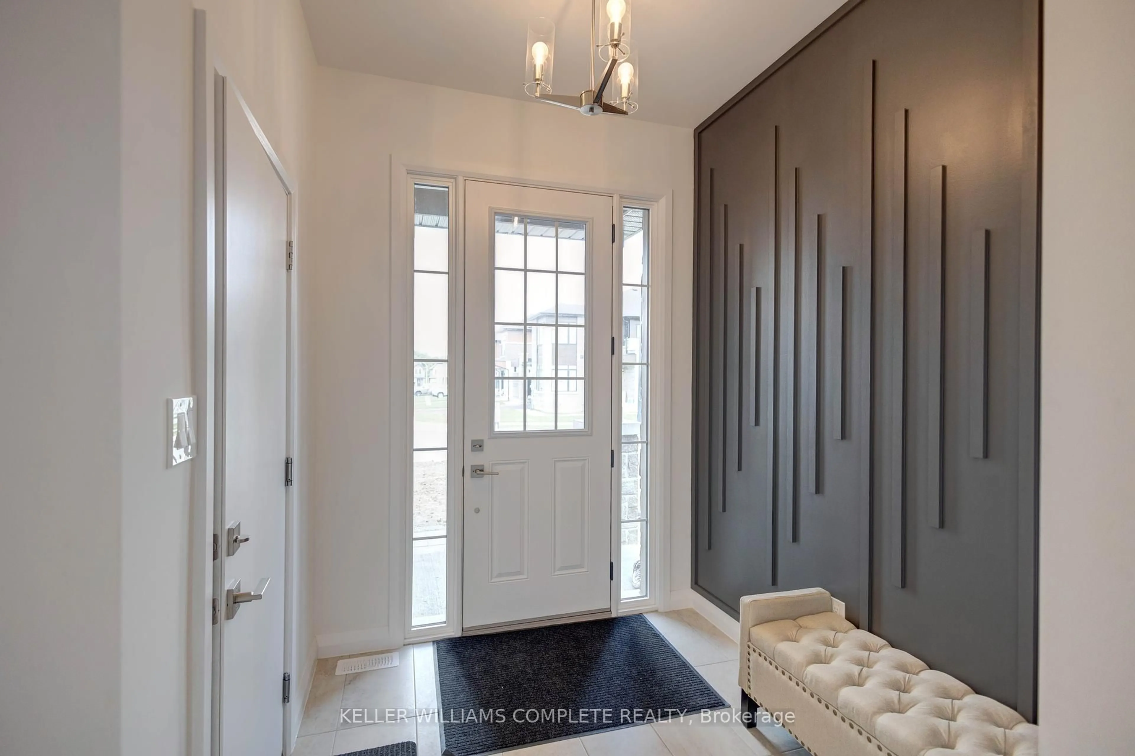 Indoor entryway for 92 SHADY OAKS Tr, Hamilton Ontario L9B 0K6