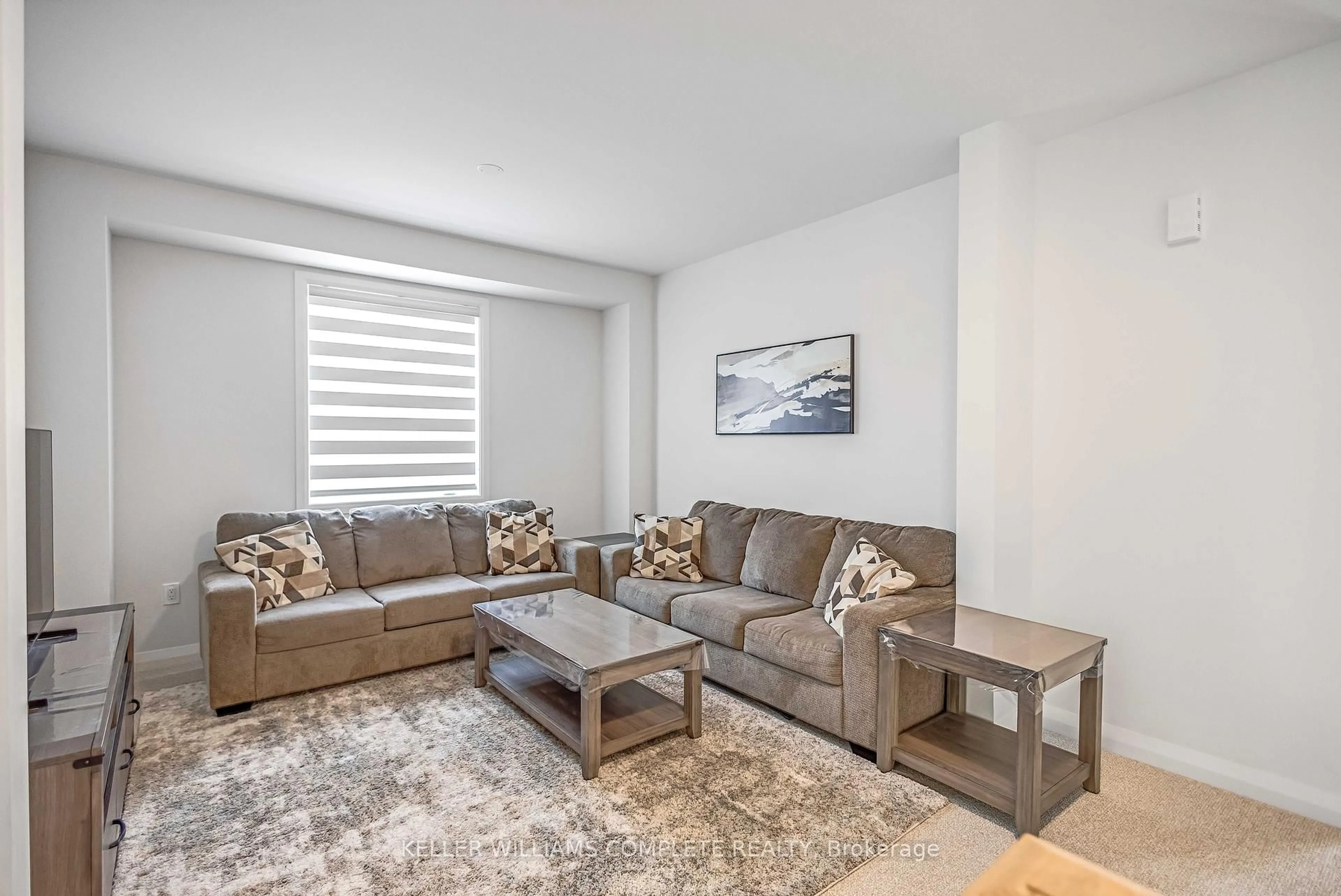 Living room with furniture, unknown for 92 SHADY OAKS Tr, Hamilton Ontario L9B 0K6