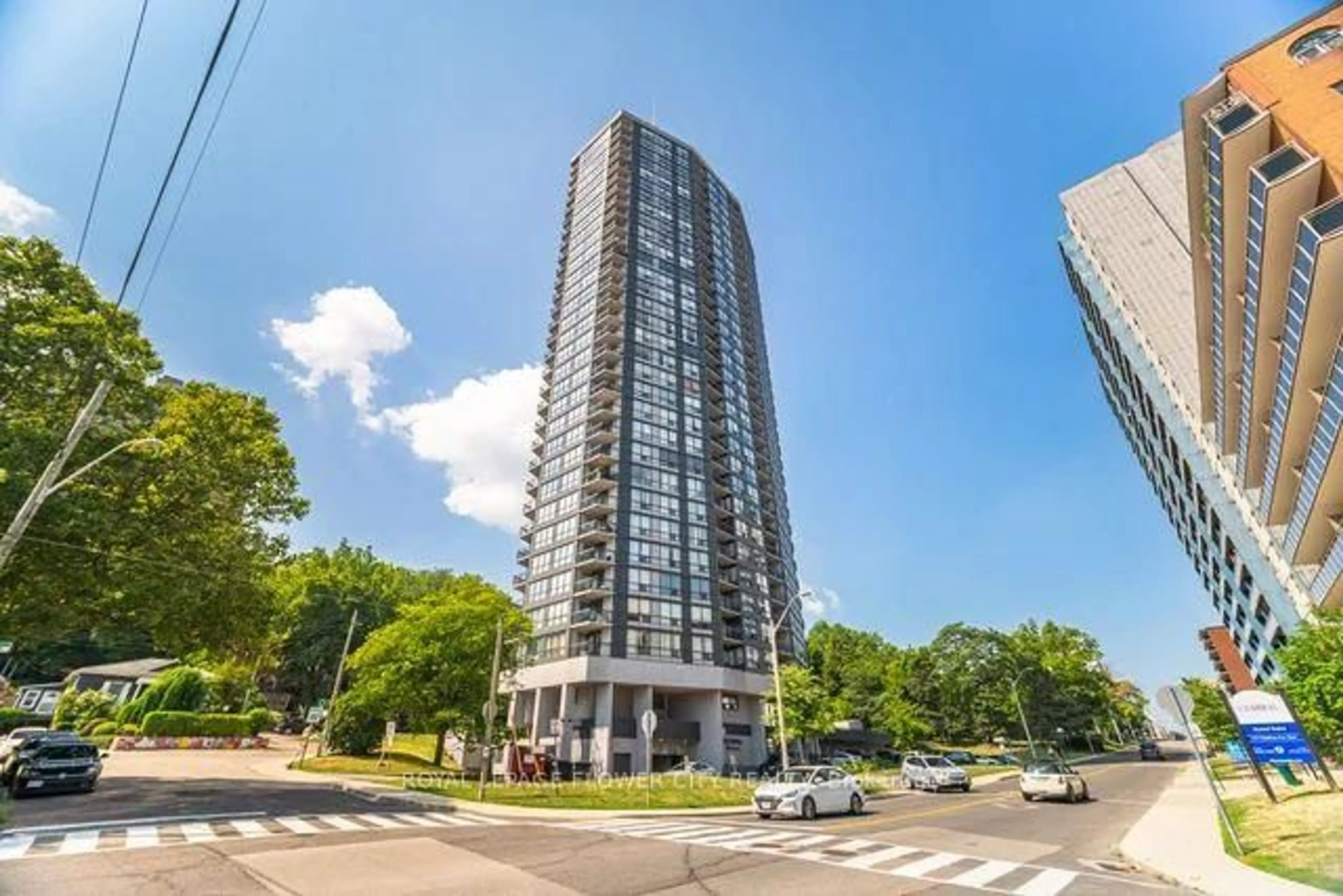 Indoor foyer for 150 Charlton Ave #608, Hamilton Ontario L8N 3X3