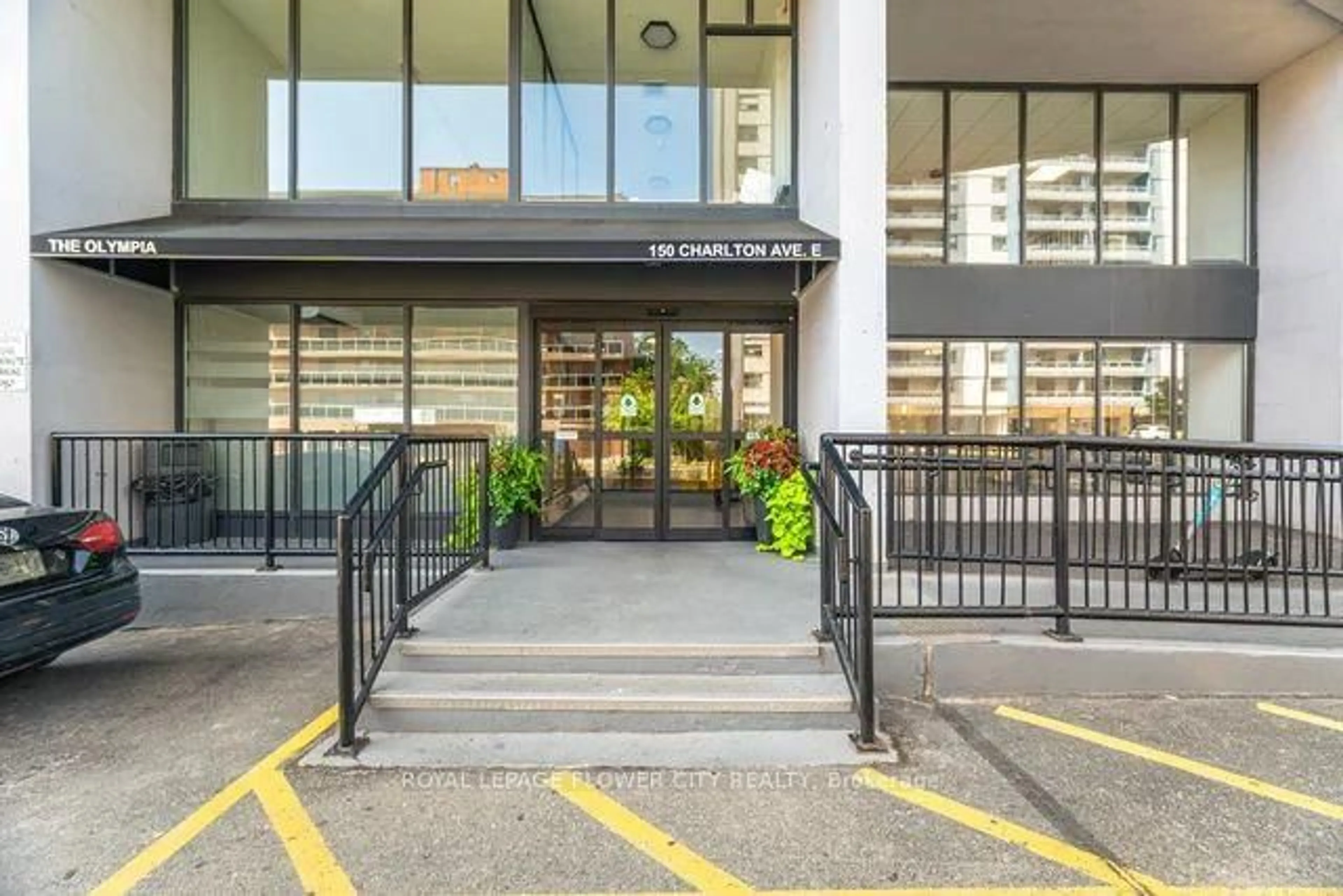 Indoor foyer for 150 Charlton Ave #608, Hamilton Ontario L8N 3X3