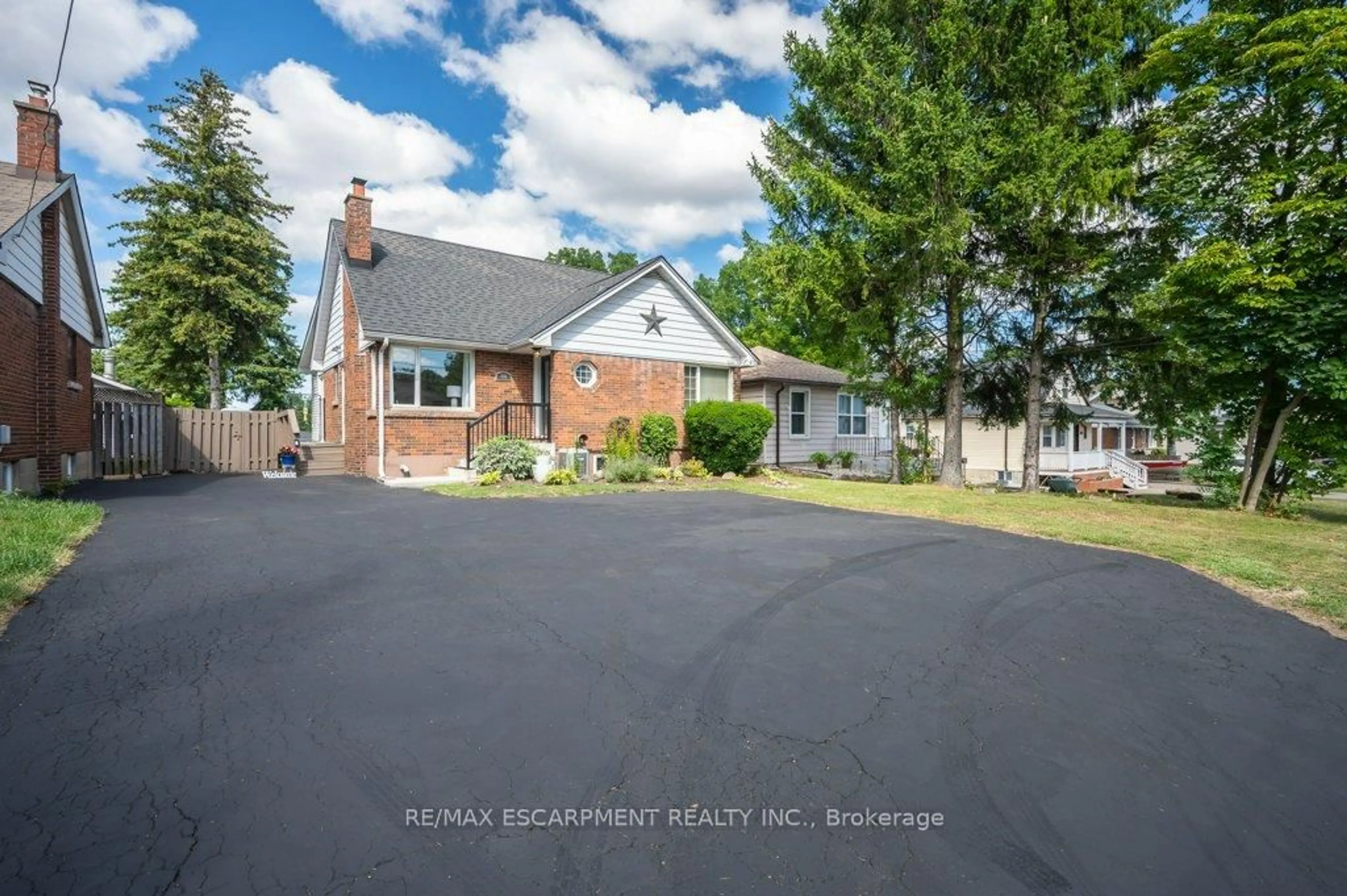 A pic from outside/outdoor area/front of a property/back of a property/a pic from drone, mountain view for 480 Mohawk Rd, Hamilton Ontario L9C 1X4