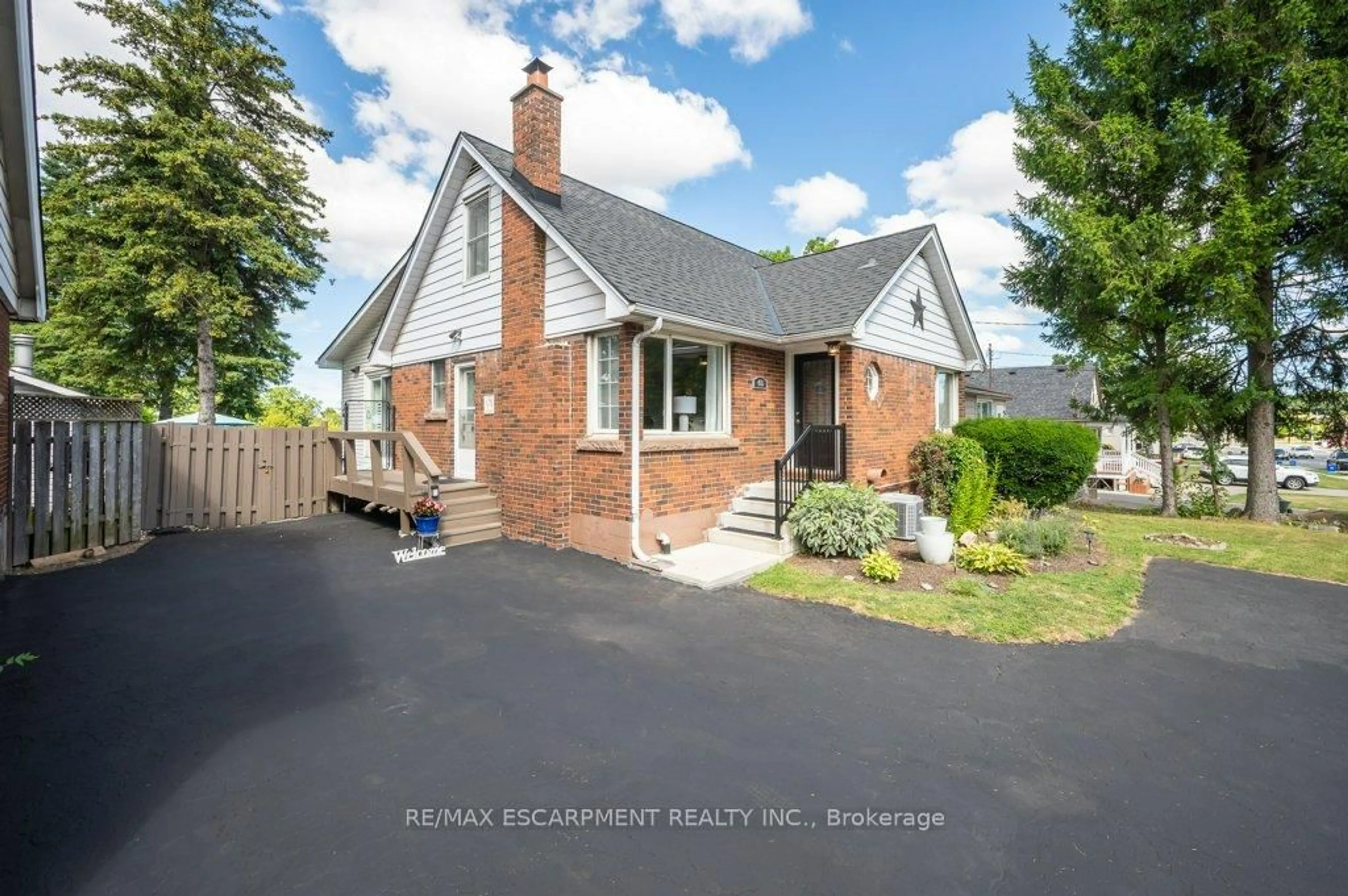 A pic from outside/outdoor area/front of a property/back of a property/a pic from drone, street for 480 Mohawk Rd, Hamilton Ontario L9C 1X4