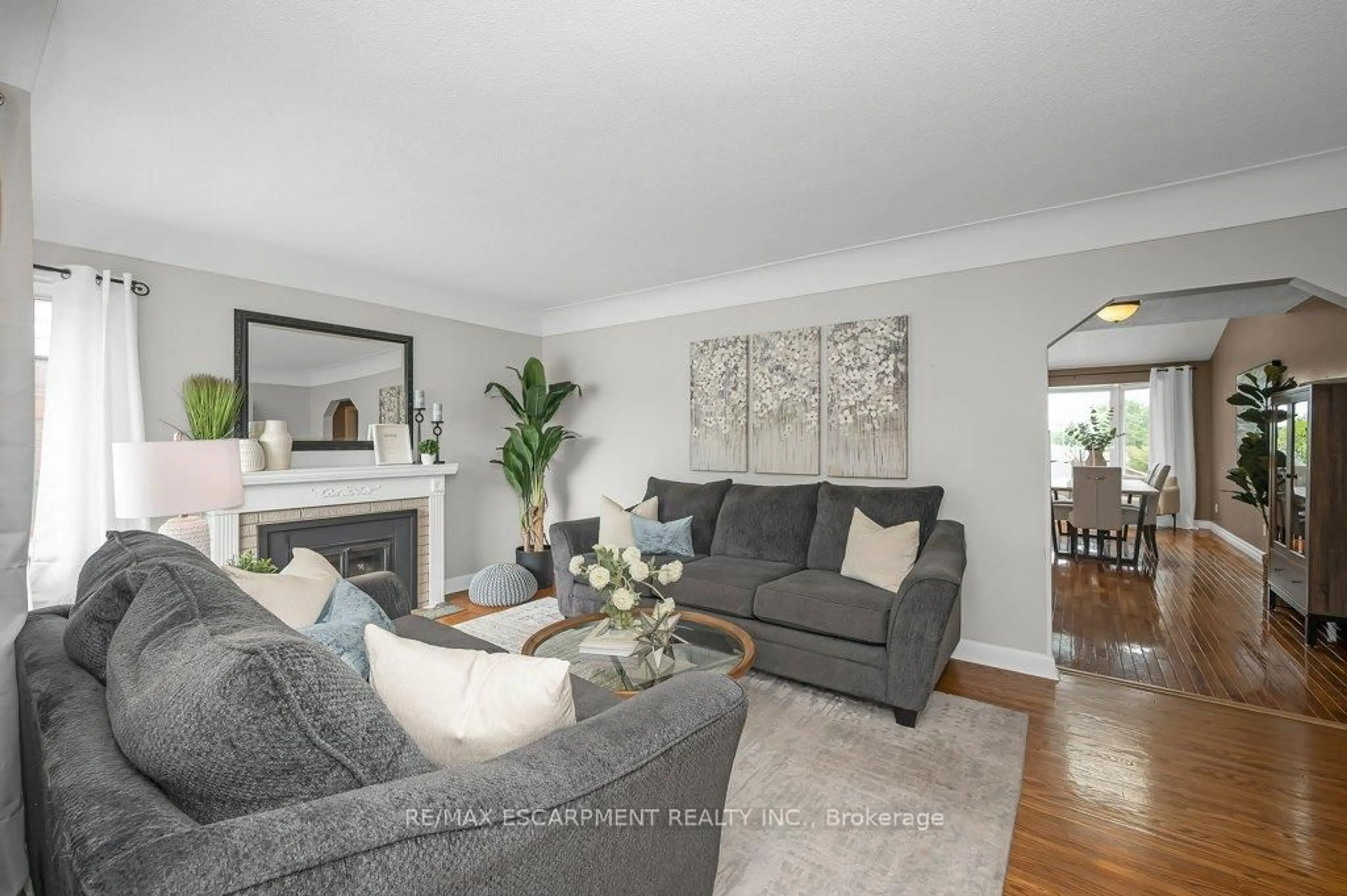 Living room with furniture, unknown for 480 Mohawk Rd, Hamilton Ontario L9C 1X4