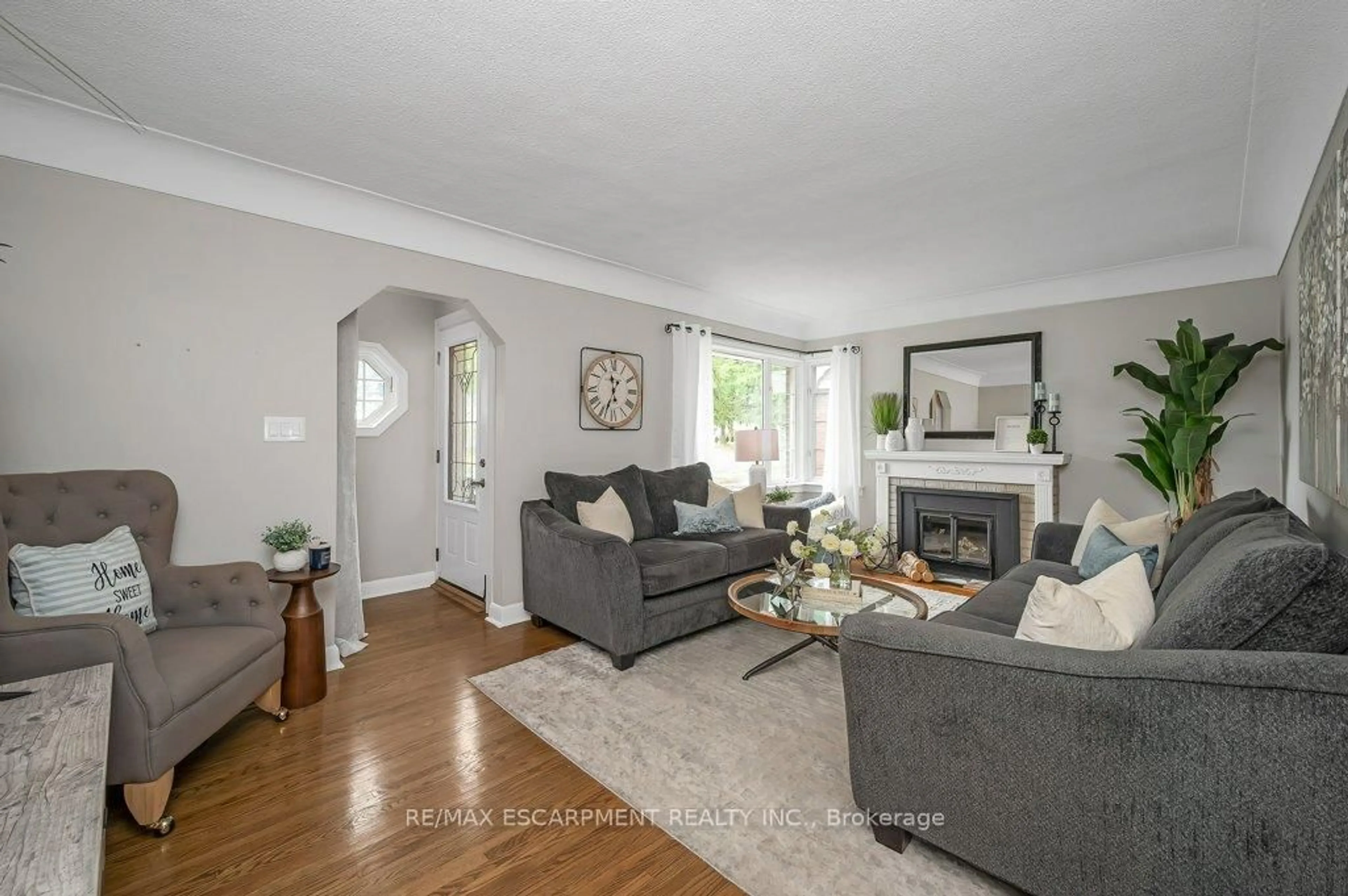 Living room with furniture, unknown for 480 Mohawk Rd, Hamilton Ontario L9C 1X4