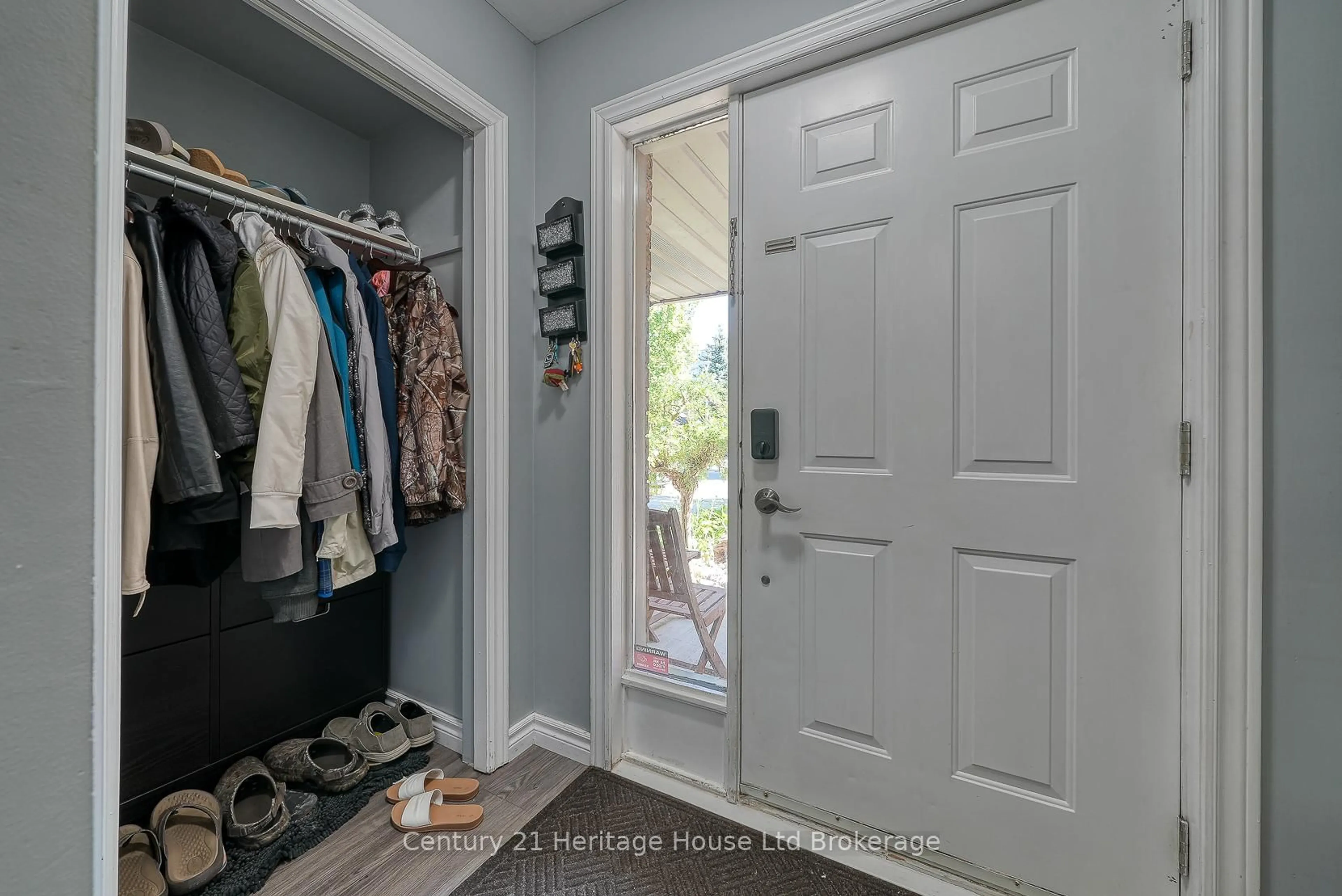 Indoor entryway for 5 Mohican Dr, Woodstock Ontario N4T 1H4