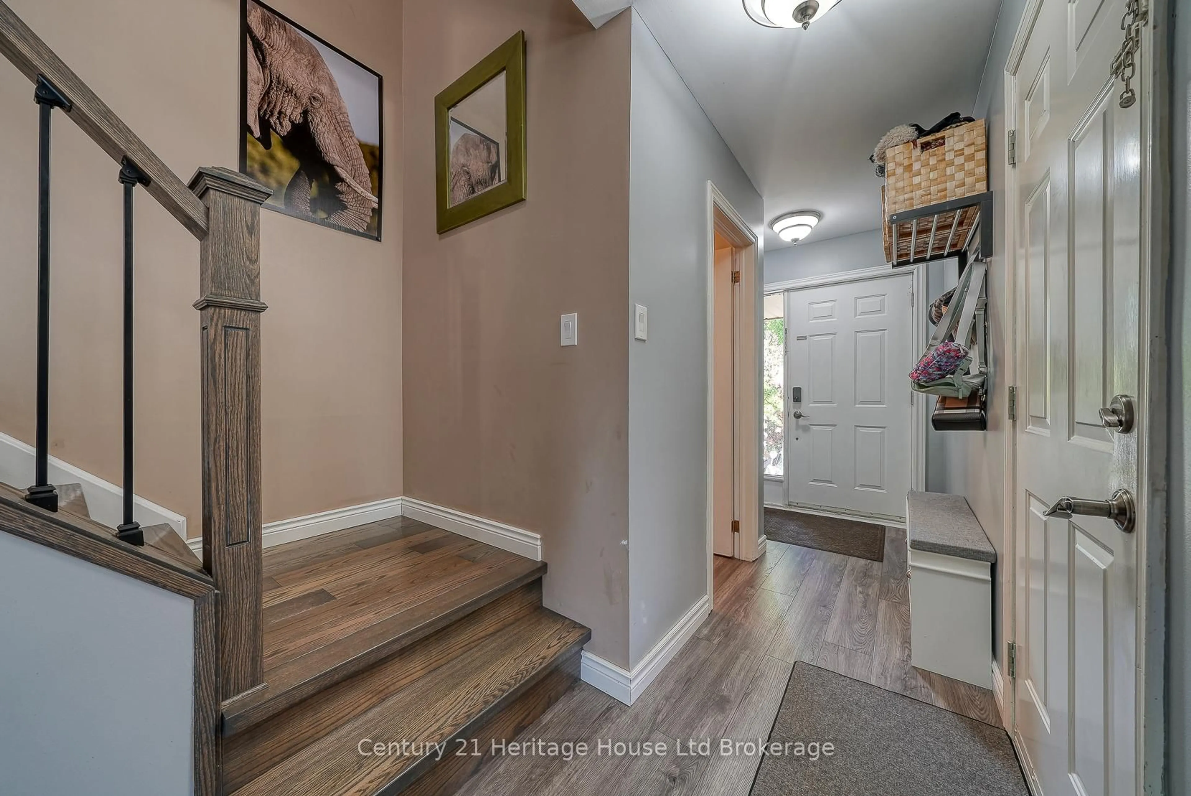Indoor entryway for 5 Mohican Dr, Woodstock Ontario N4T 1H4