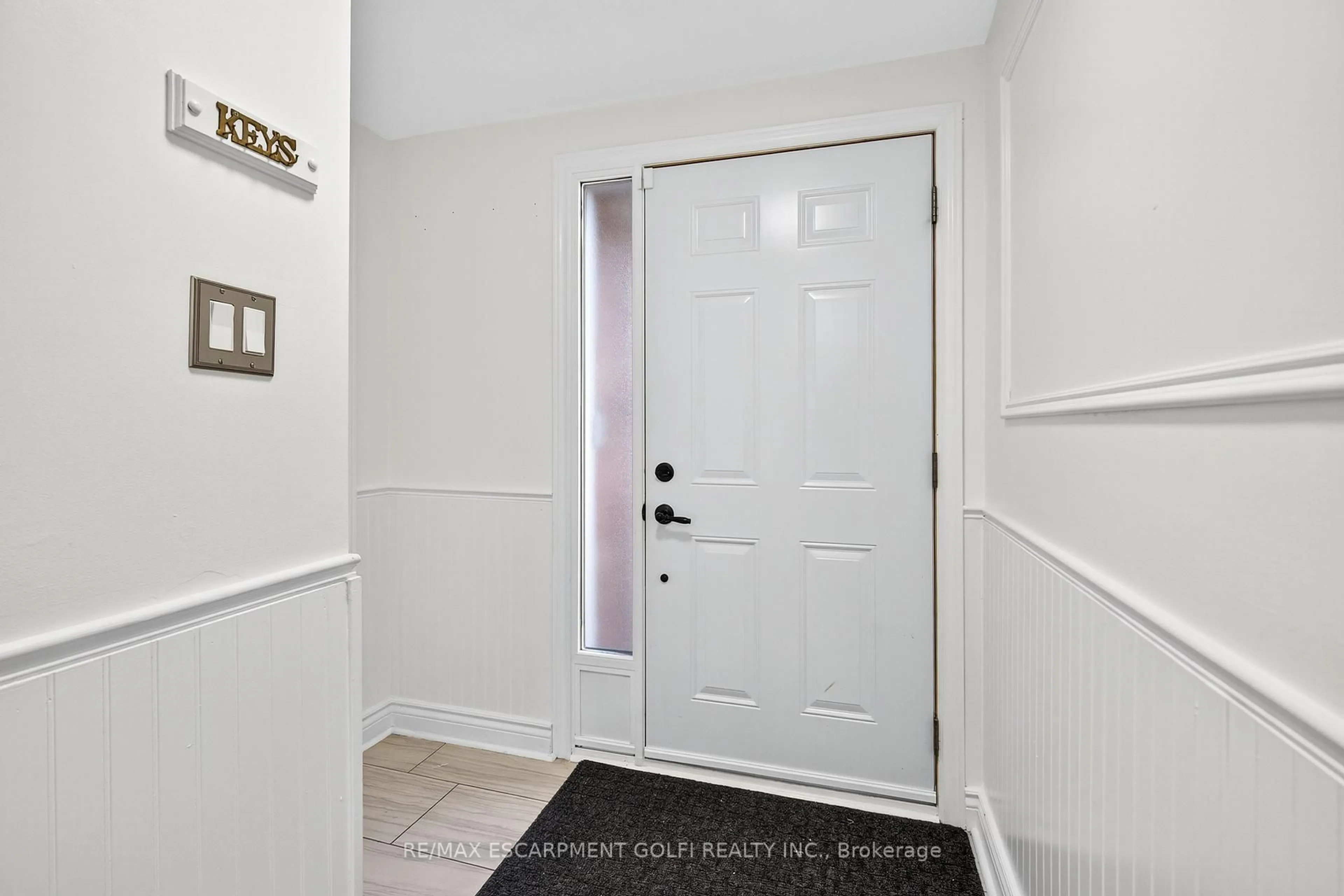 Indoor entryway for 11 Harrisford St #70, Hamilton Ontario L8K 6L7