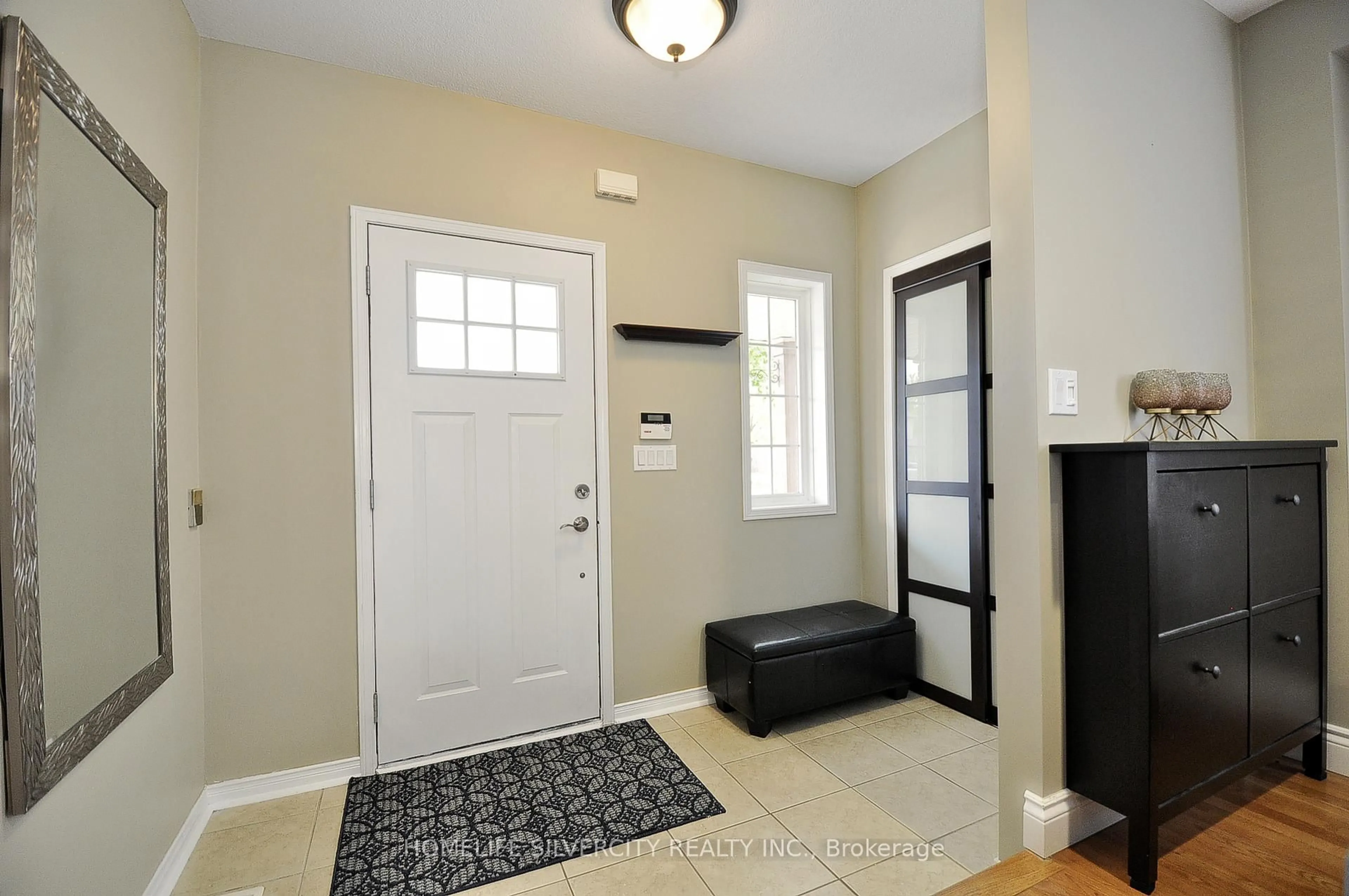 Indoor entryway for 115 Flockhart Rd, Cambridge Ontario N1P 1G6