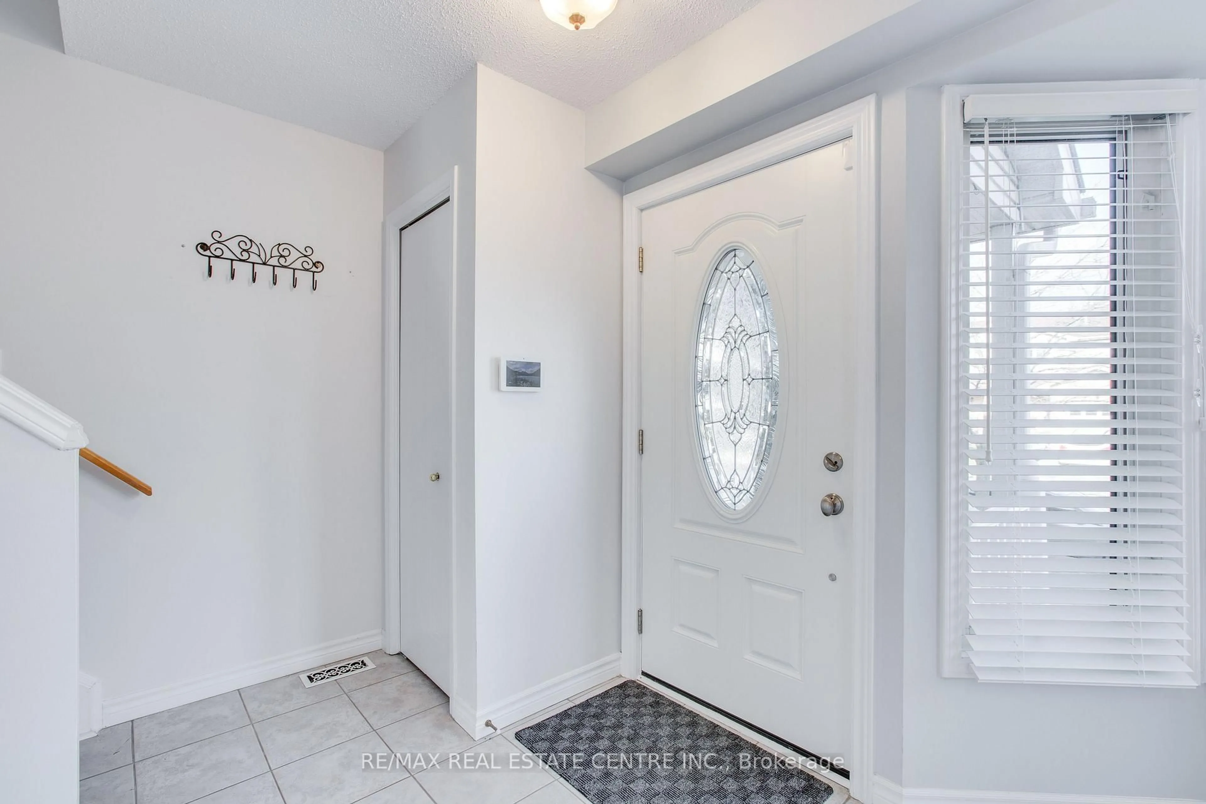 Indoor entryway for 874 Shelborne St, London South Ontario N5Z 5A8