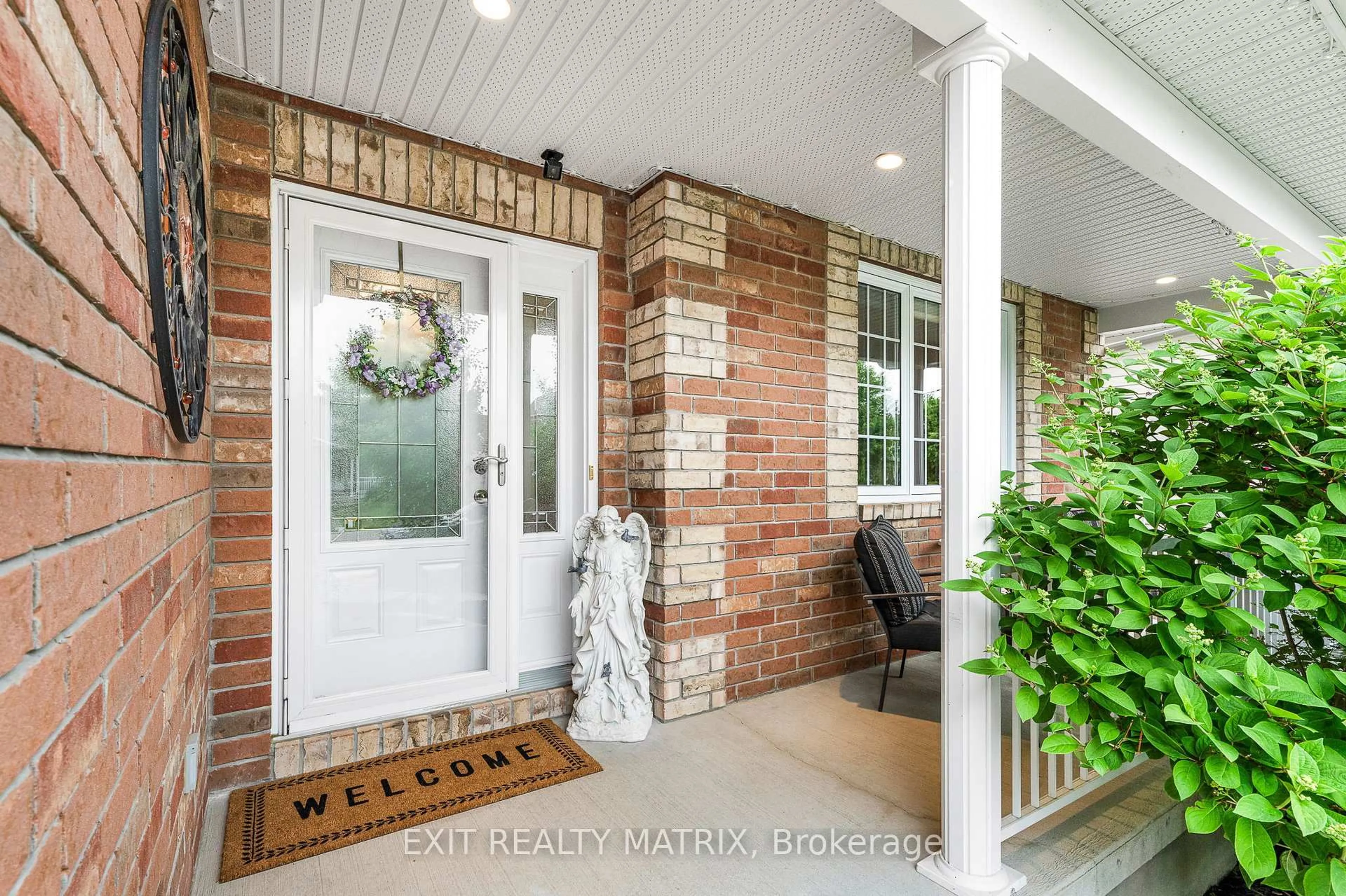 Indoor entryway for 23 Cobblestone Dr, Russell Ontario K4R 0A7