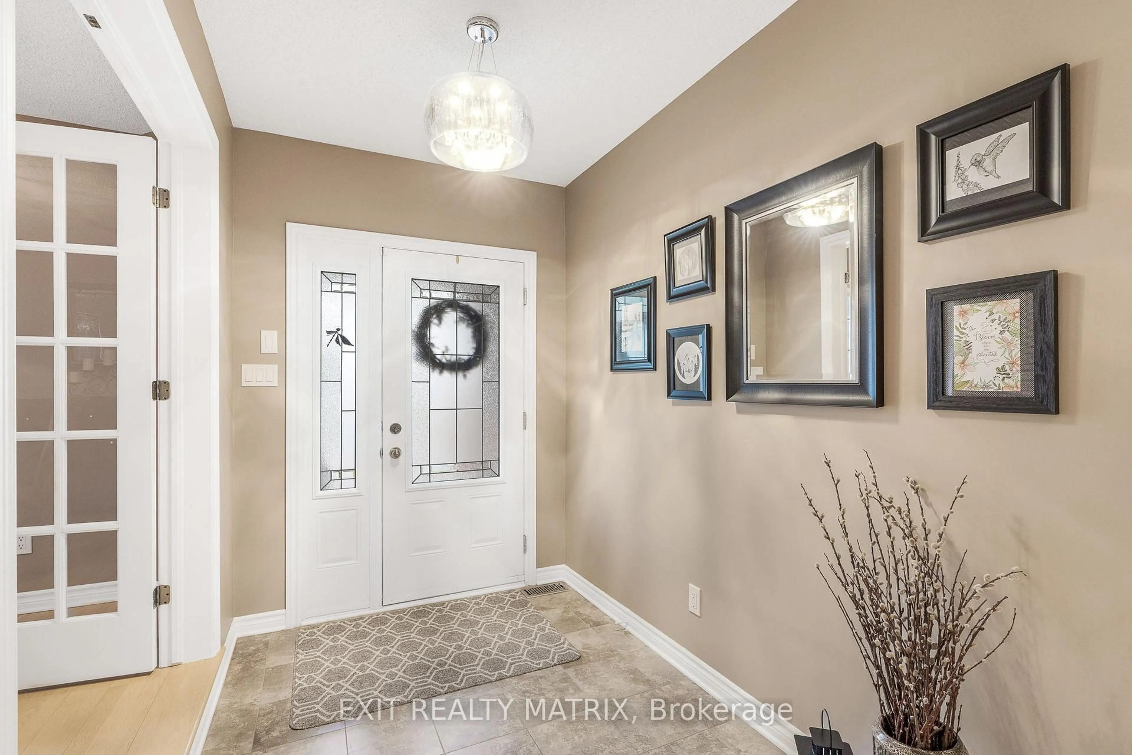 Indoor entryway for 23 Cobblestone Dr, Russell Ontario K4R 0A7