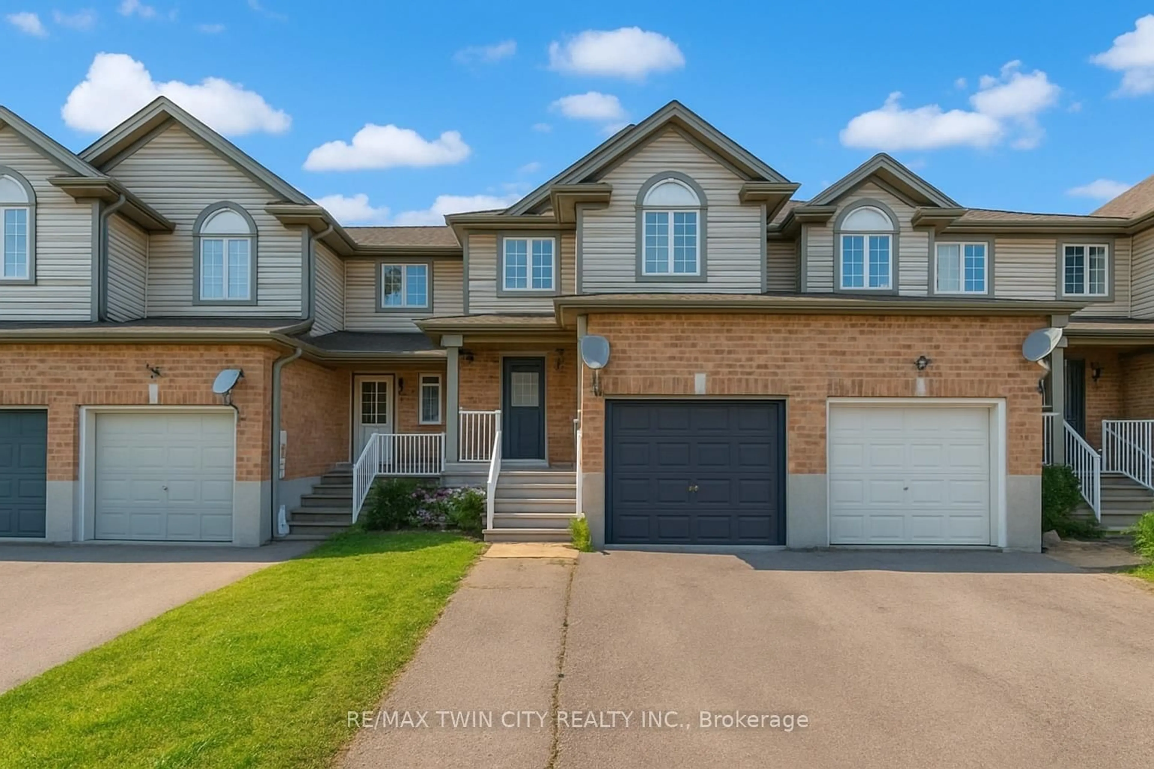 Home with brick exterior material, street for 62 Foxglove Cres, Kitchener Ontario N2E 3Y7