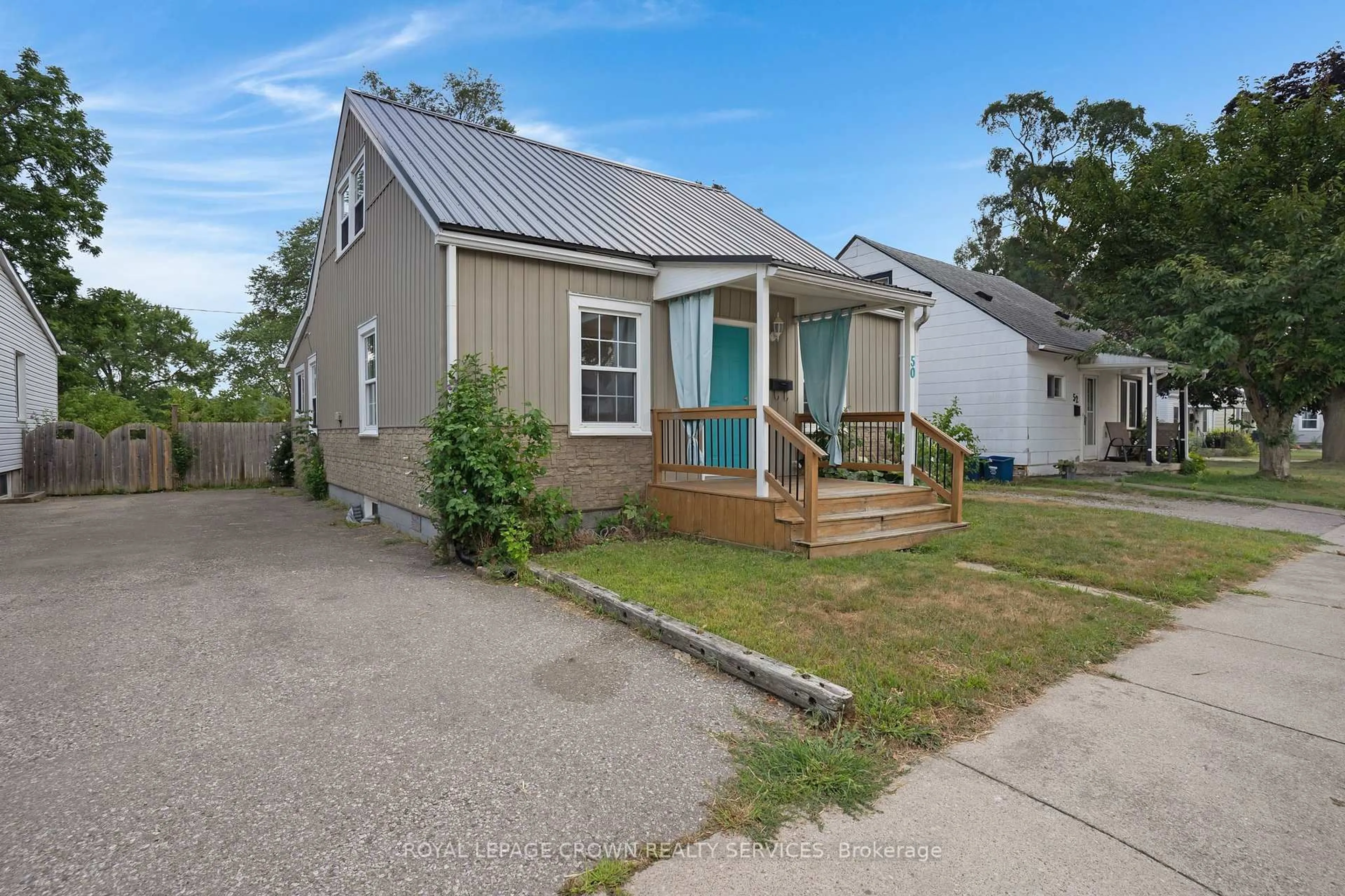 A pic from outside/outdoor area/front of a property/back of a property/a pic from drone, street for 50 Sixth Ave, Brantford Ontario N3S 1A7