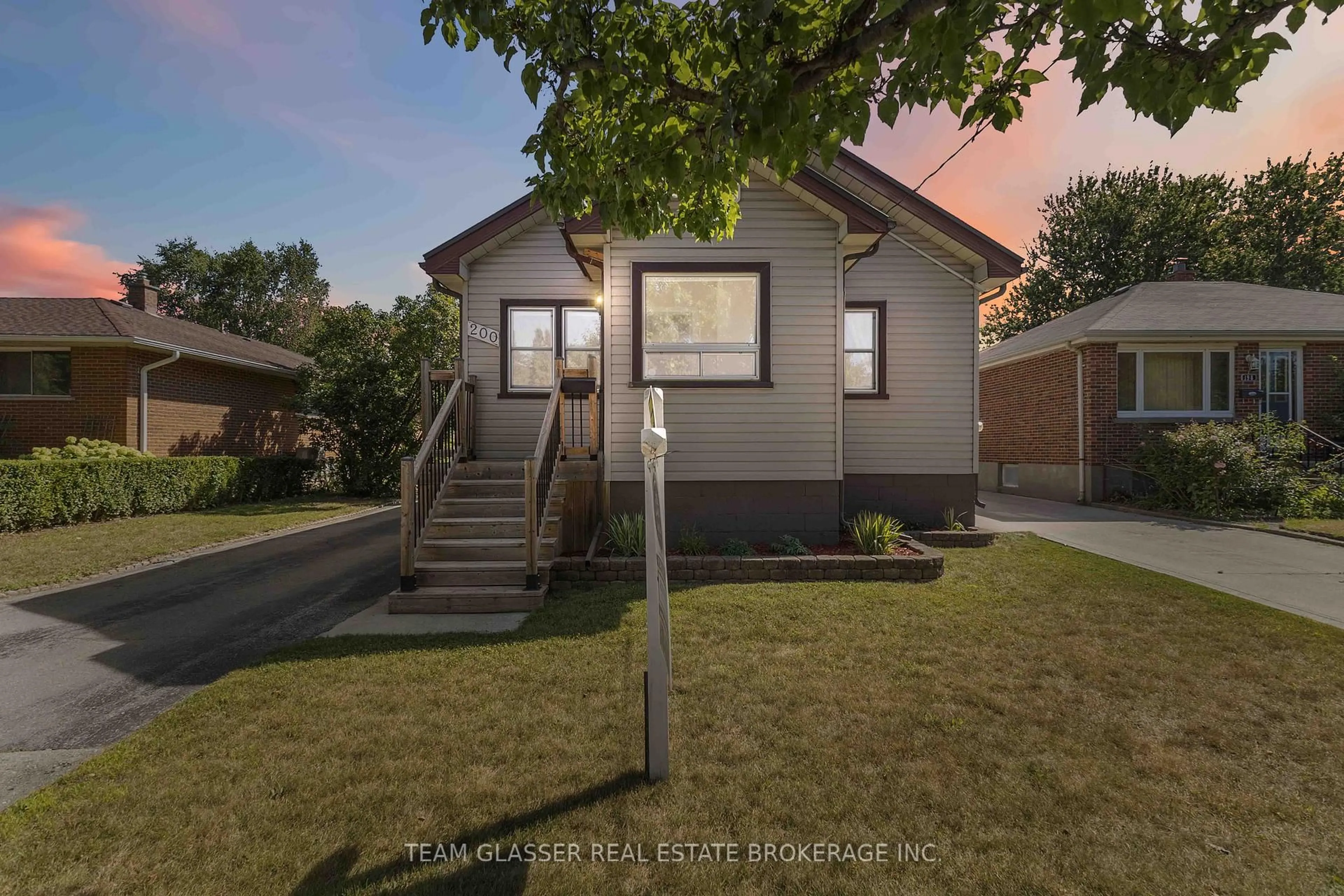 A pic from outside/outdoor area/front of a property/back of a property/a pic from drone, street for 200 VANCOUVER St, London East Ontario N5W 4R7