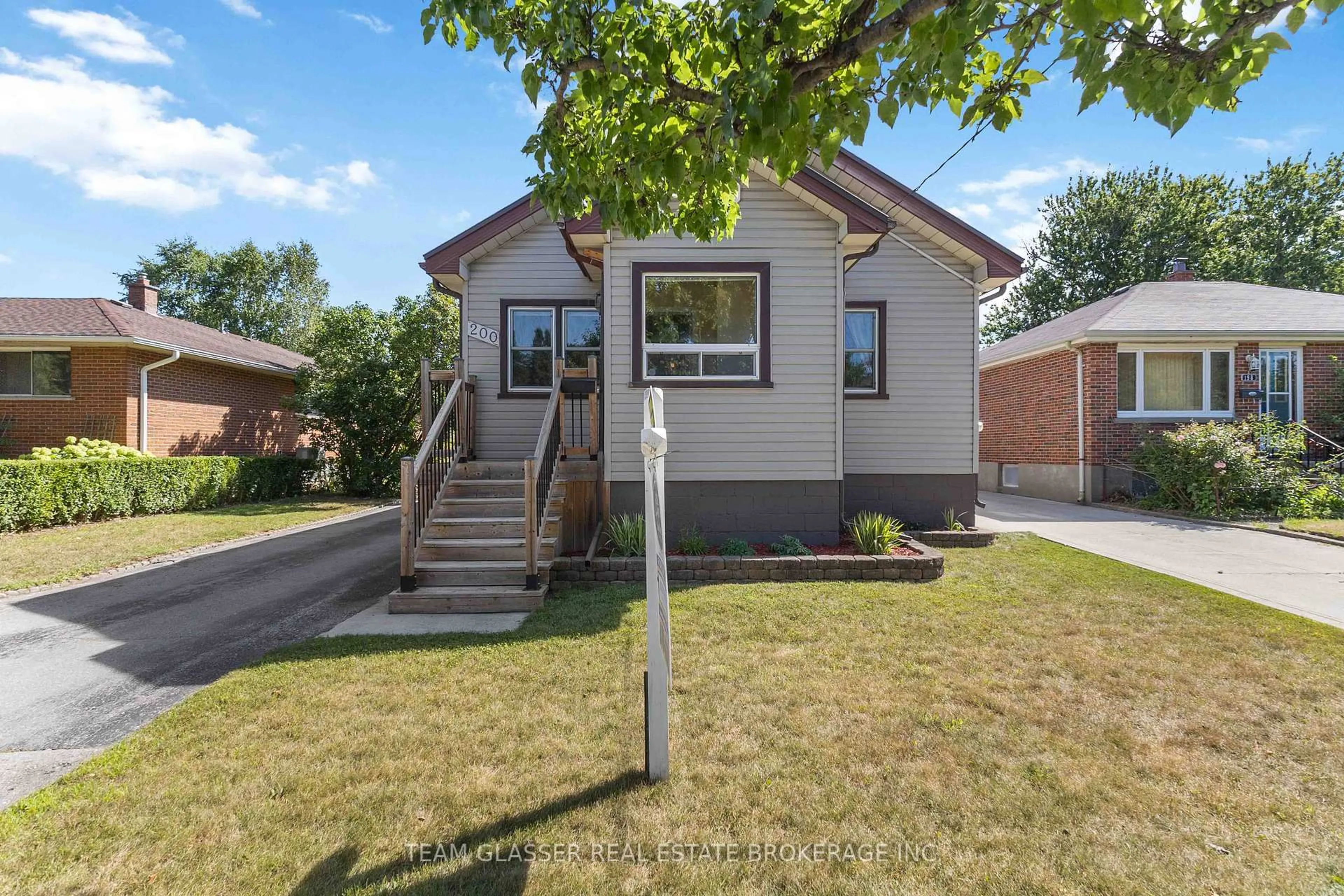 Home with vinyl exterior material, street for 200 VANCOUVER St, London East Ontario N5W 4R7