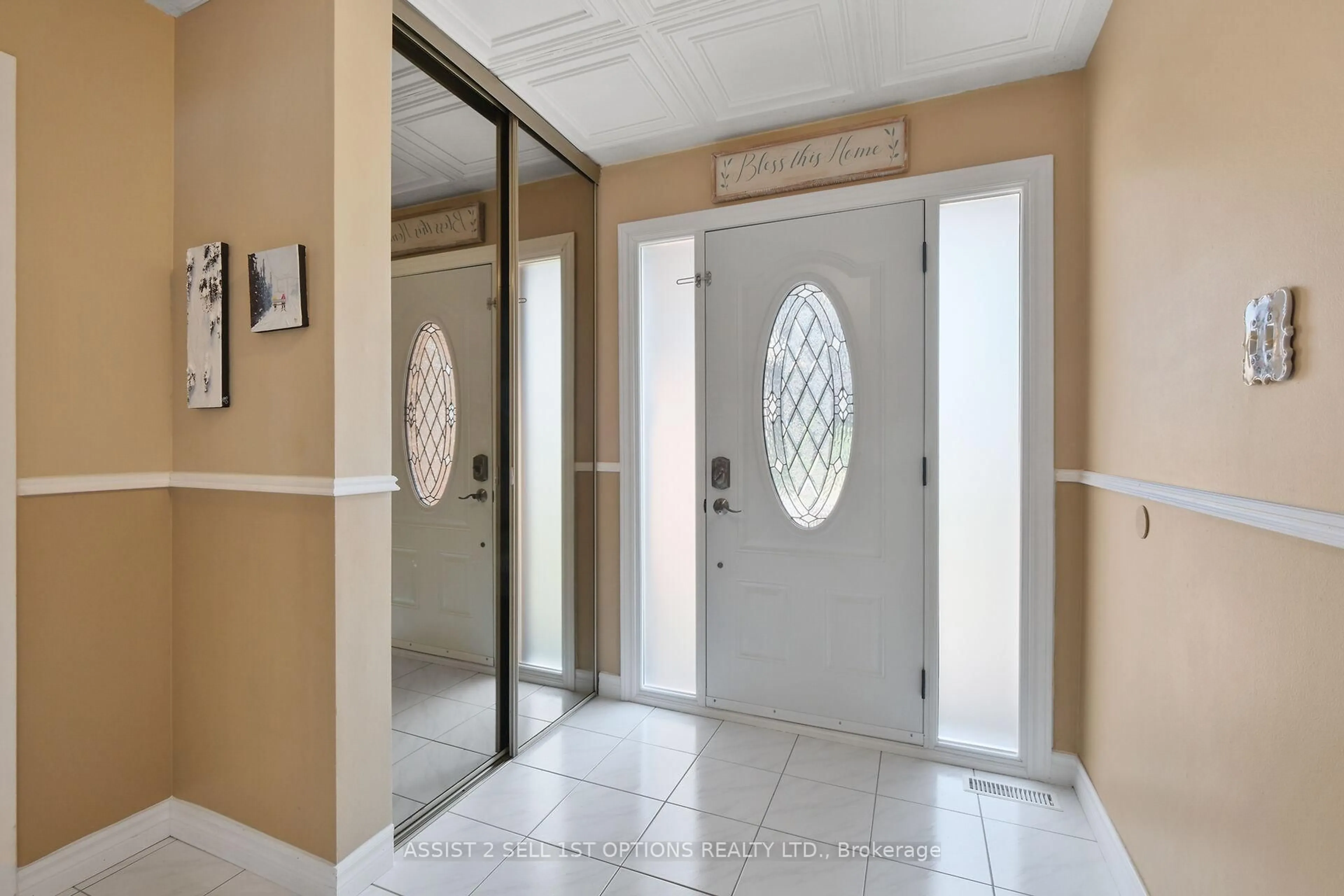 Indoor foyer for 1884 Chaine Crt, Ottawa Ontario K1C 2N3