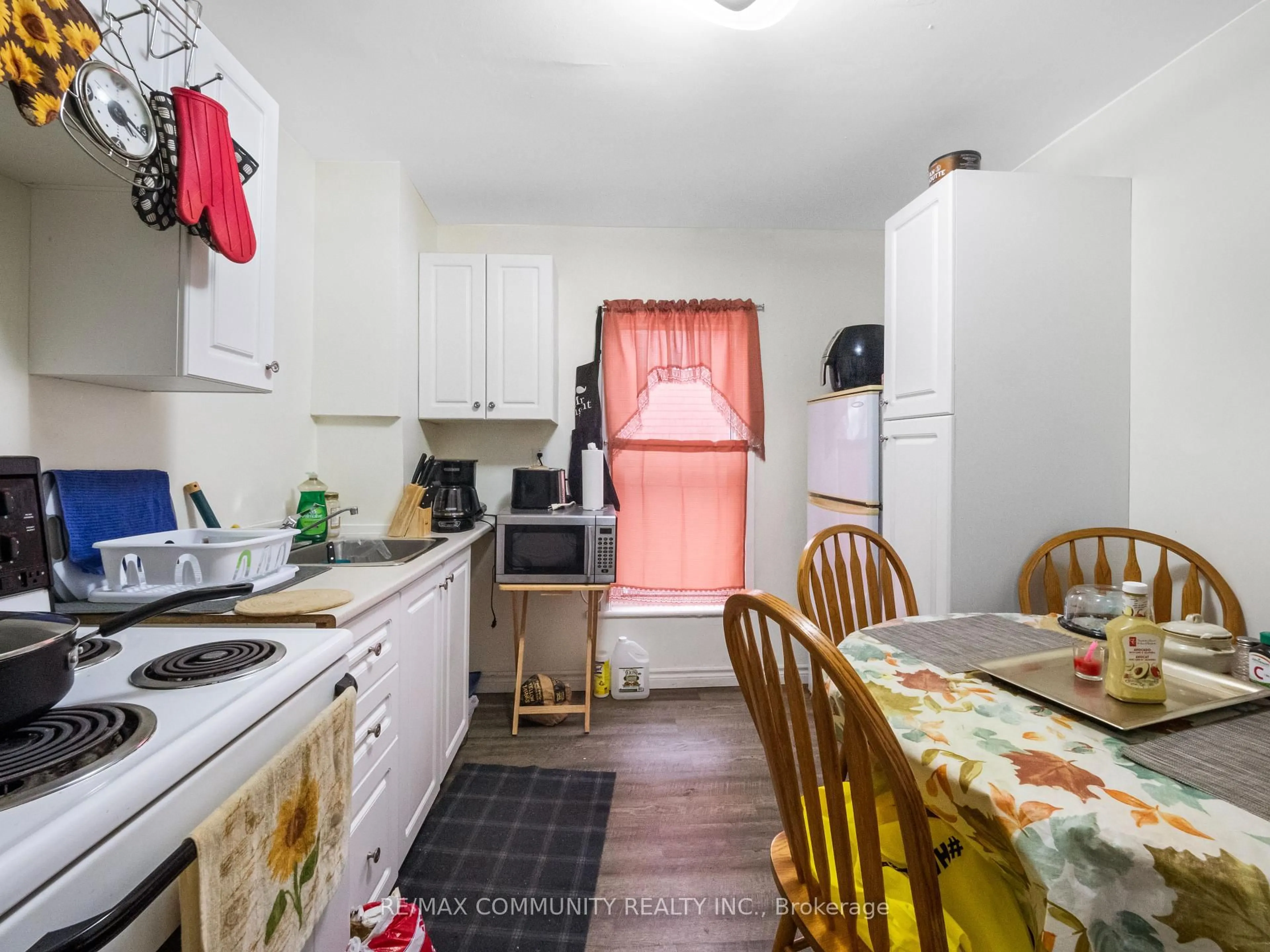 Standard kitchen, unknown for 4769 McDougall Cres, Niagara Falls Ontario L2E 1B8
