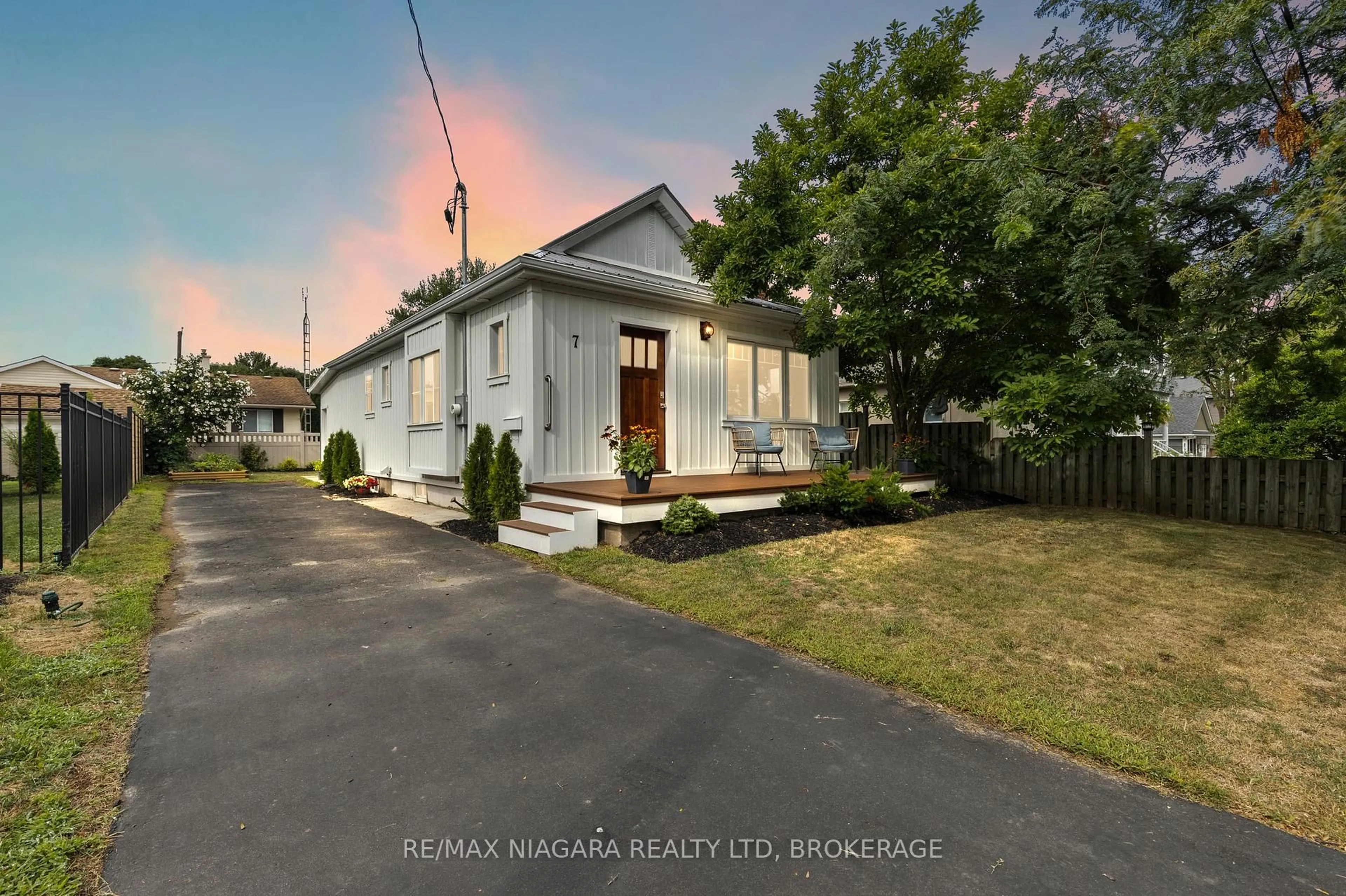 A pic from outside/outdoor area/front of a property/back of a property/a pic from drone, street for 7 Shelley Ave, St. Catharines Ontario L2N 5L4