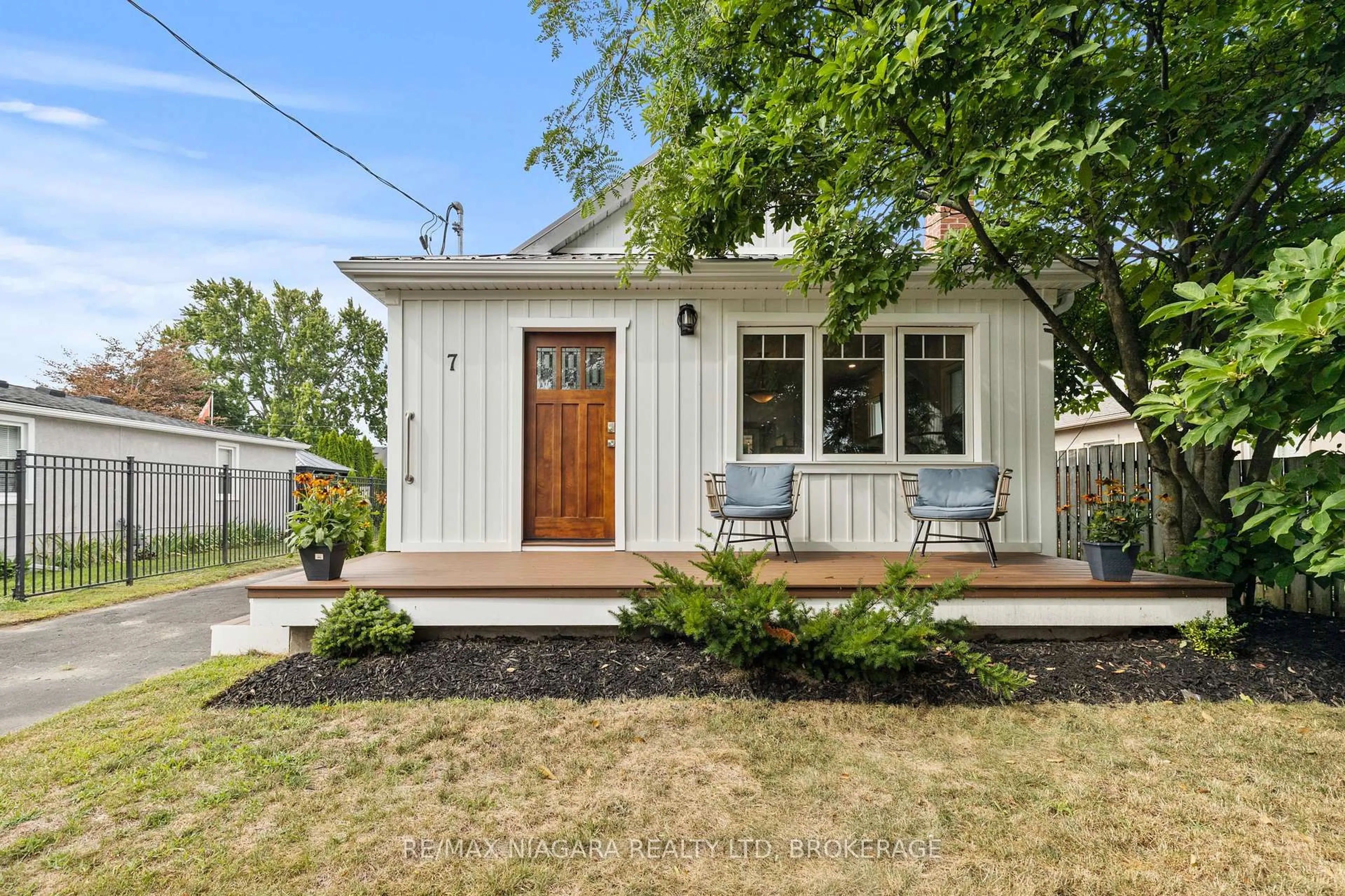 Home with vinyl exterior material, street for 7 Shelley Ave, St. Catharines Ontario L2N 5L4