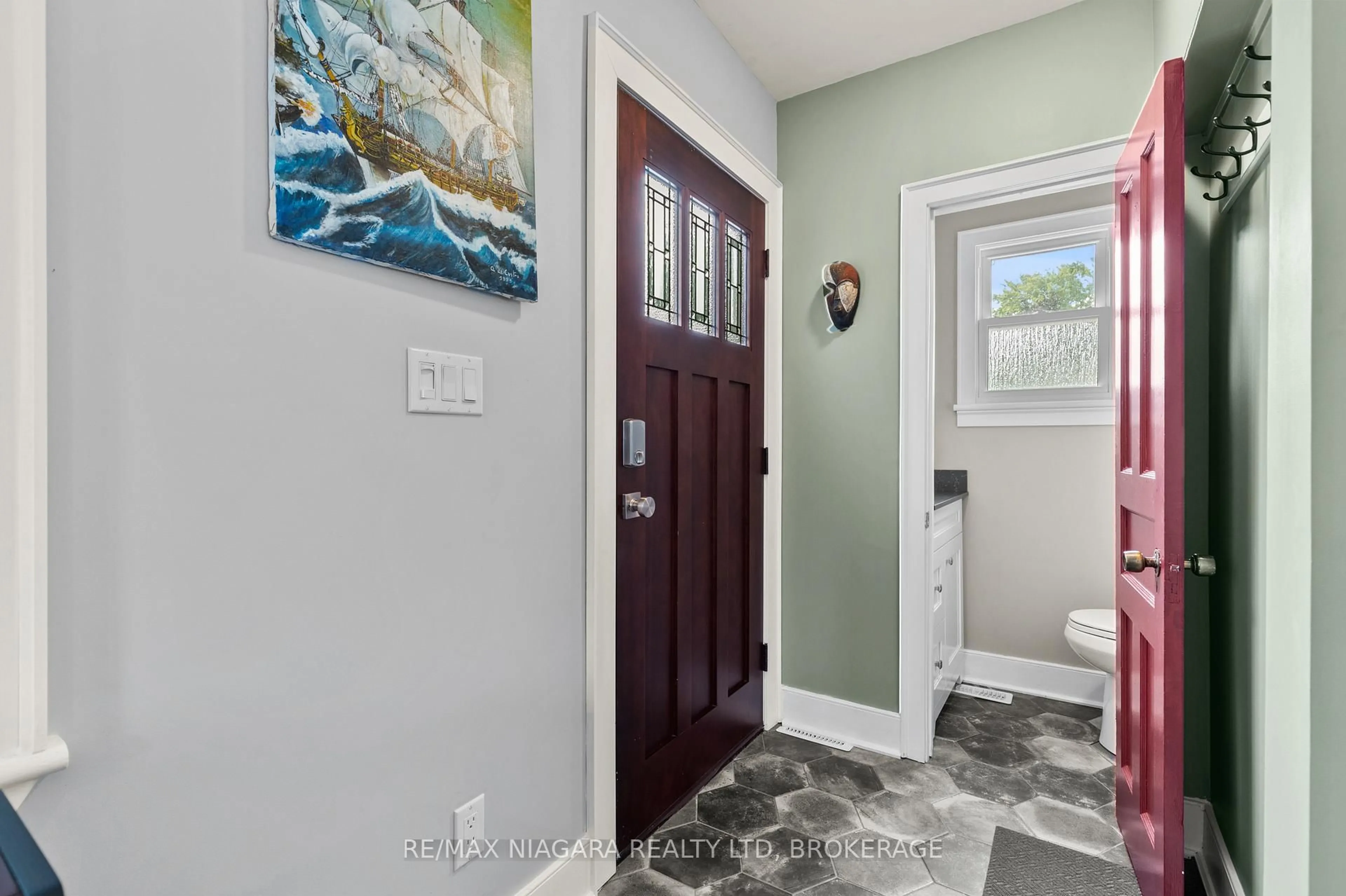 Indoor entryway for 7 Shelley Ave, St. Catharines Ontario L2N 5L4