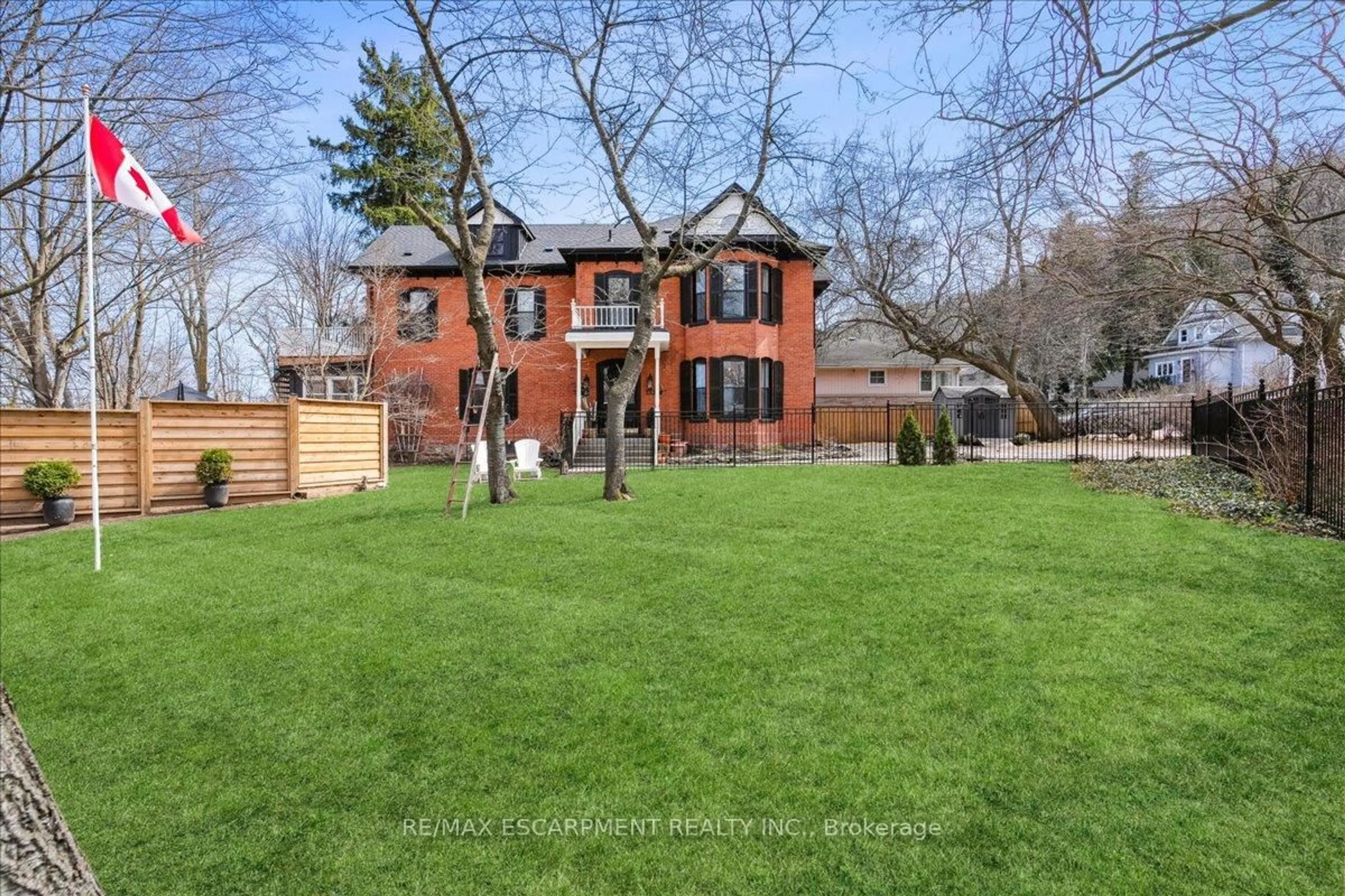 A pic from outside/outdoor area/front of a property/back of a property/a pic from drone, street for 123 Main St, Grimsby Ontario L3M 1R9