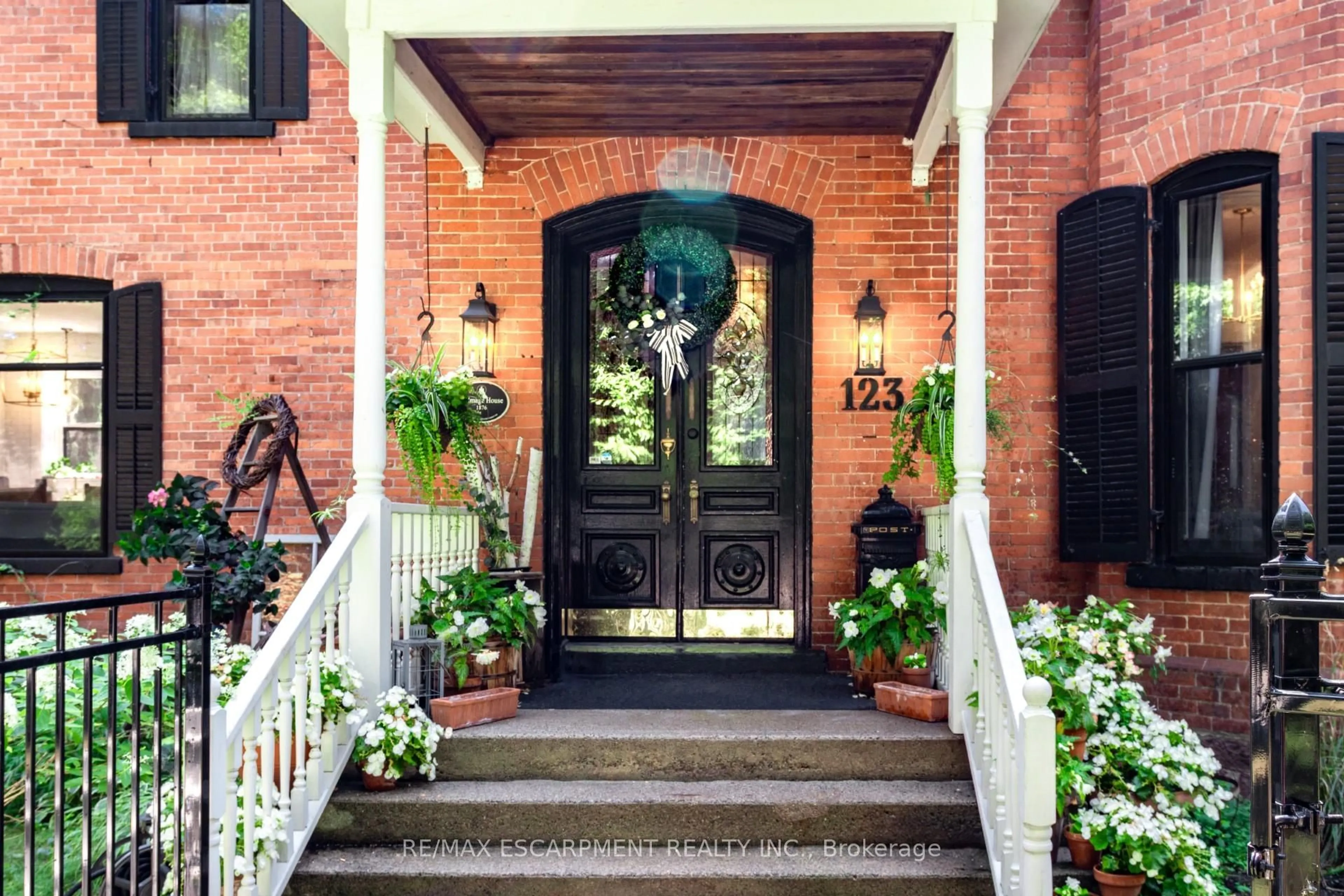 Indoor entryway for 123 Main St, Grimsby Ontario L3M 1R9