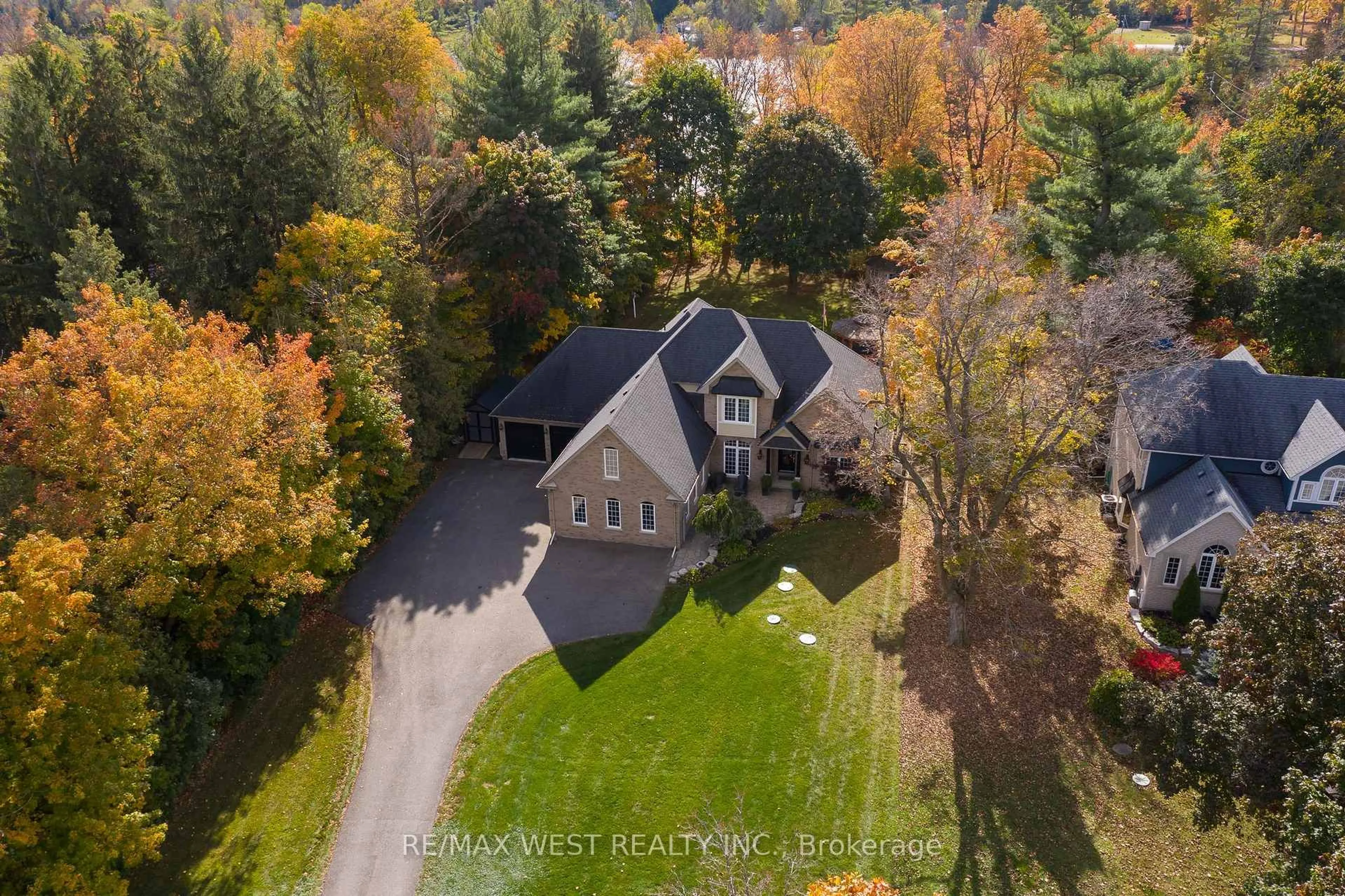 A pic from outside/outdoor area/front of a property/back of a property/a pic from drone, unknown for 252 Main St, Erin Ontario N0B 1T0