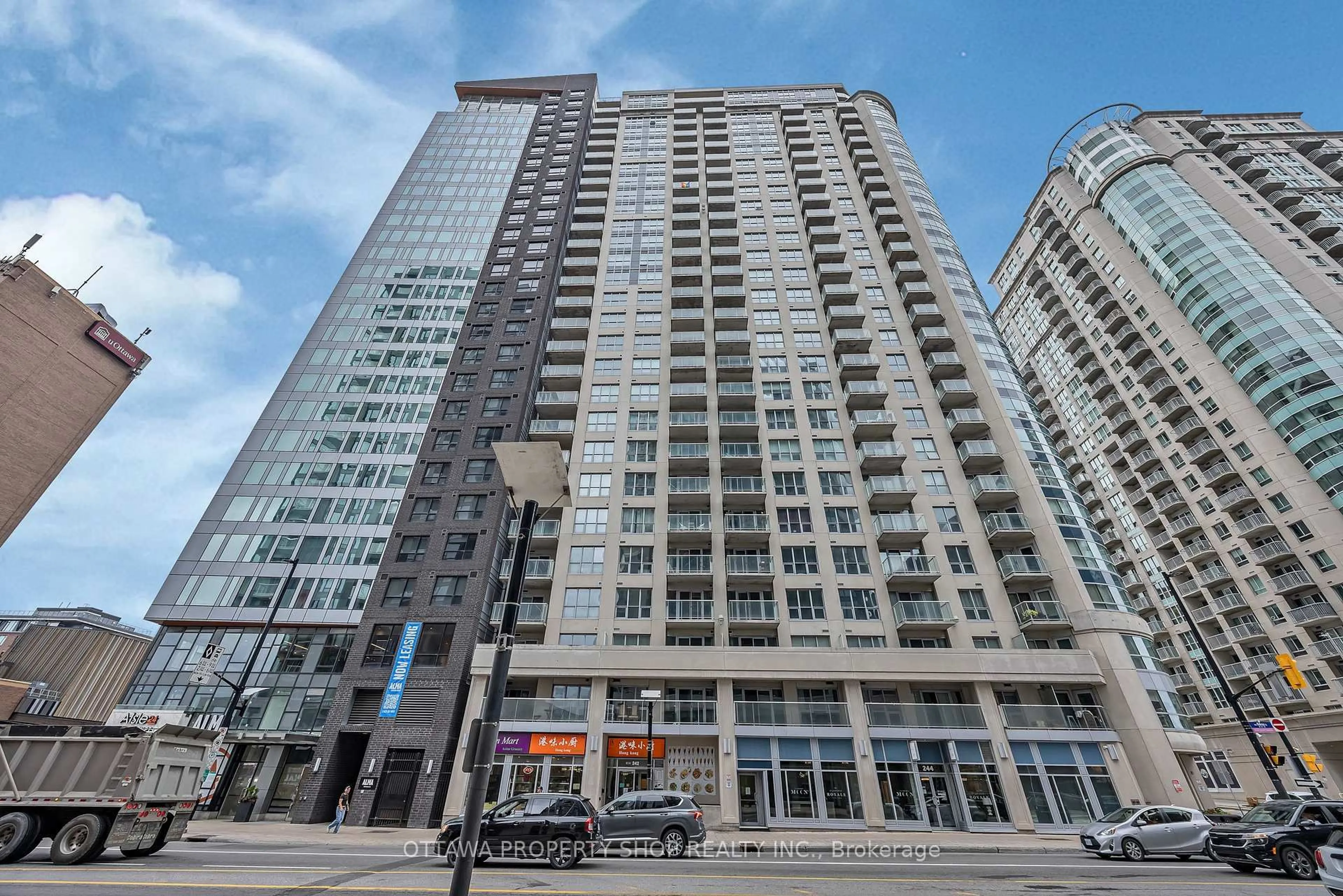 Indoor foyer for 242 Rideau St #1209, Ottawa Ontario K1N 0B7