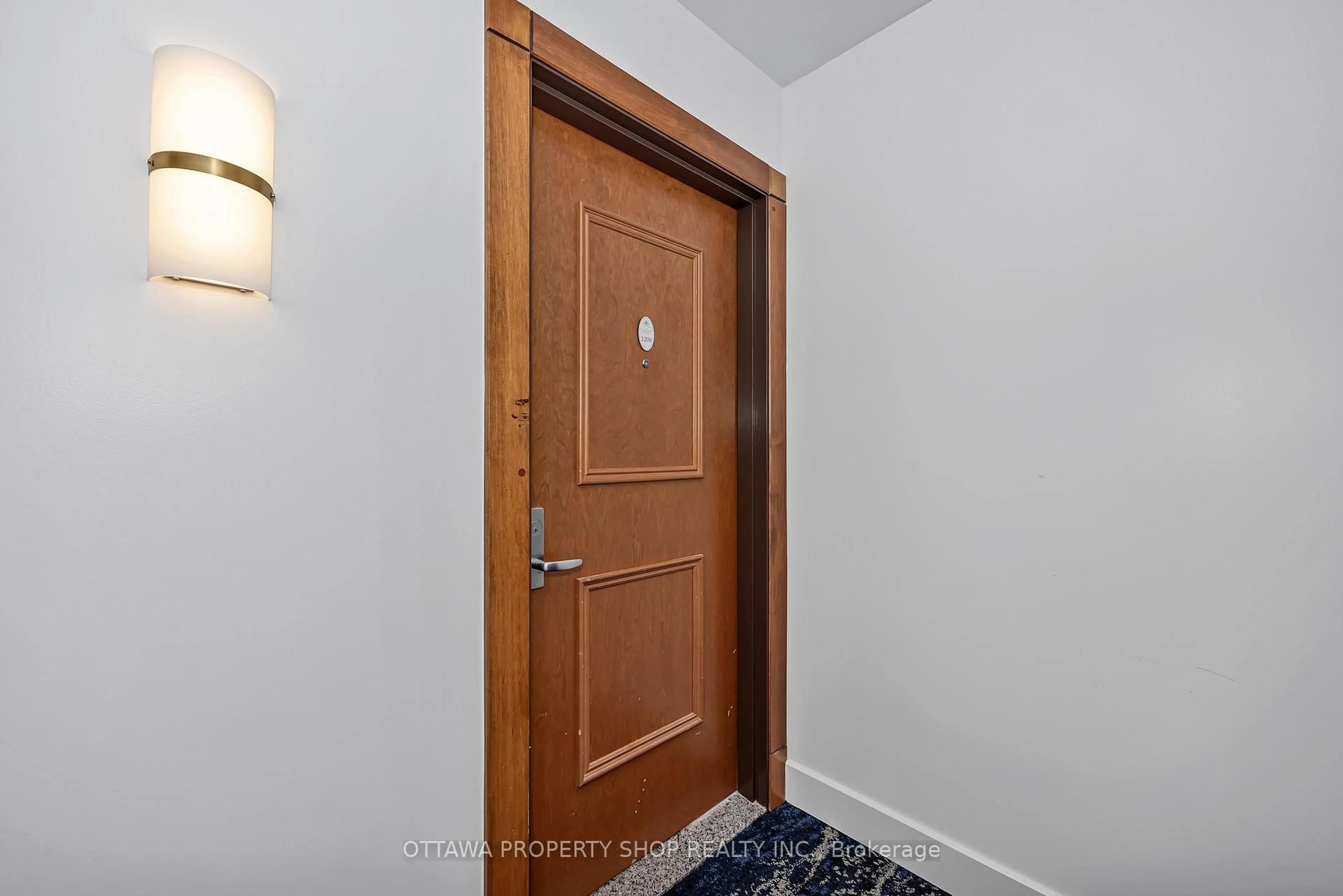 Indoor entryway for 242 Rideau St #1209, Ottawa Ontario K1N 0B7