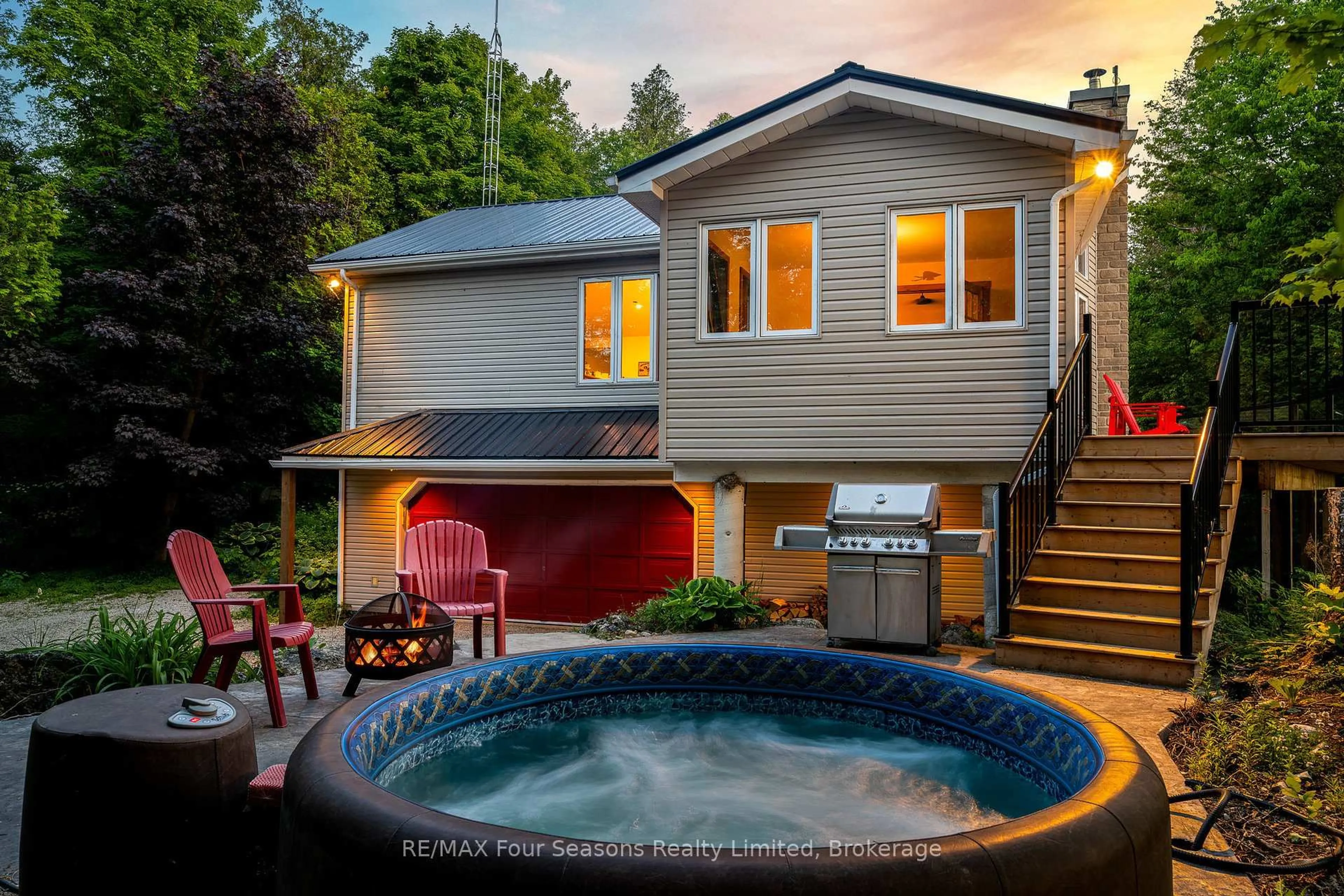 Home with vinyl exterior material, water/lake/river/ocean view for 188 Highpoint Cres, Grey Highlands Ontario N0C 1M0