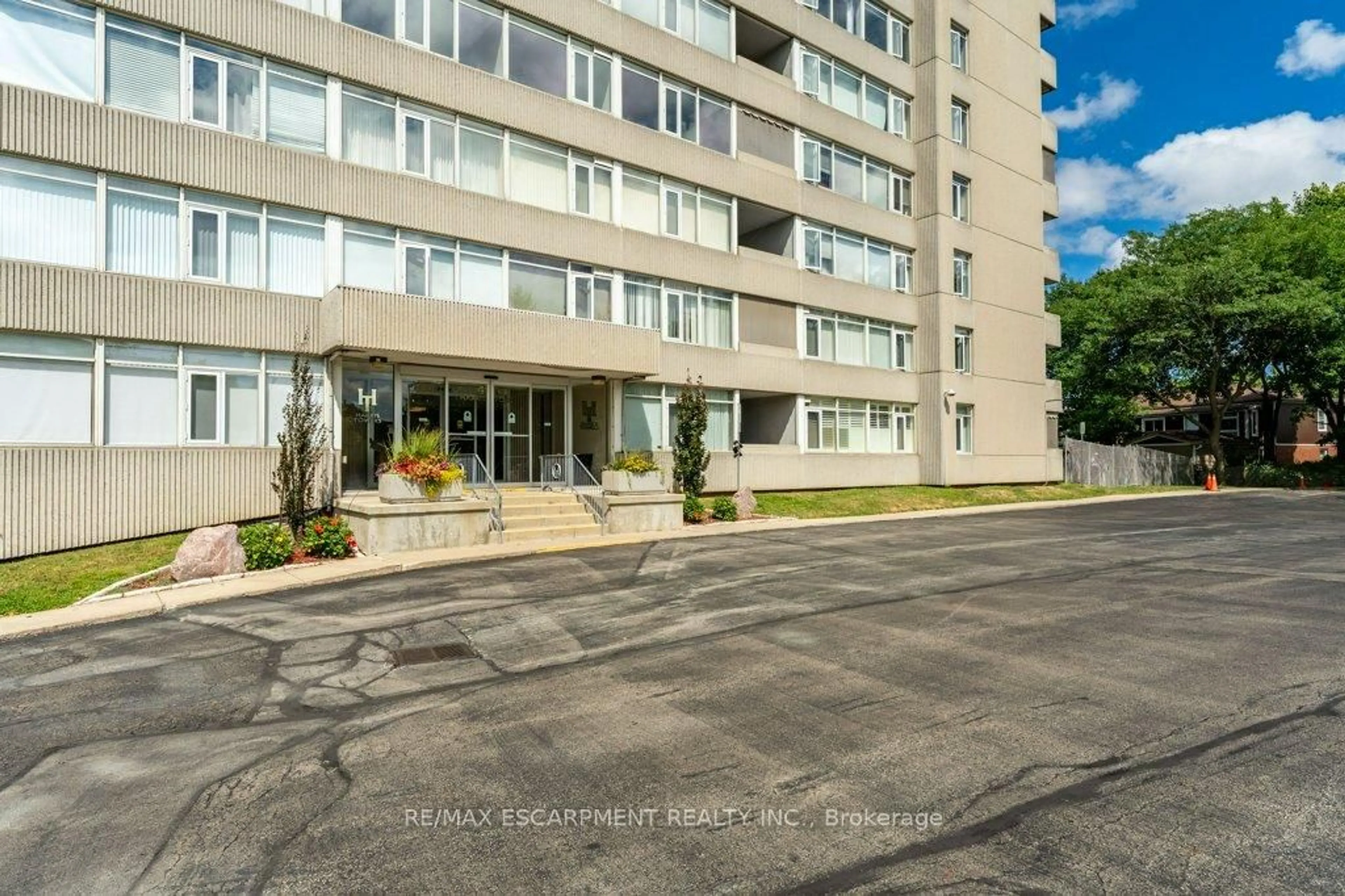 Patio, building for 40 Harrisford St #305, Hamilton Ontario L8K 6N1