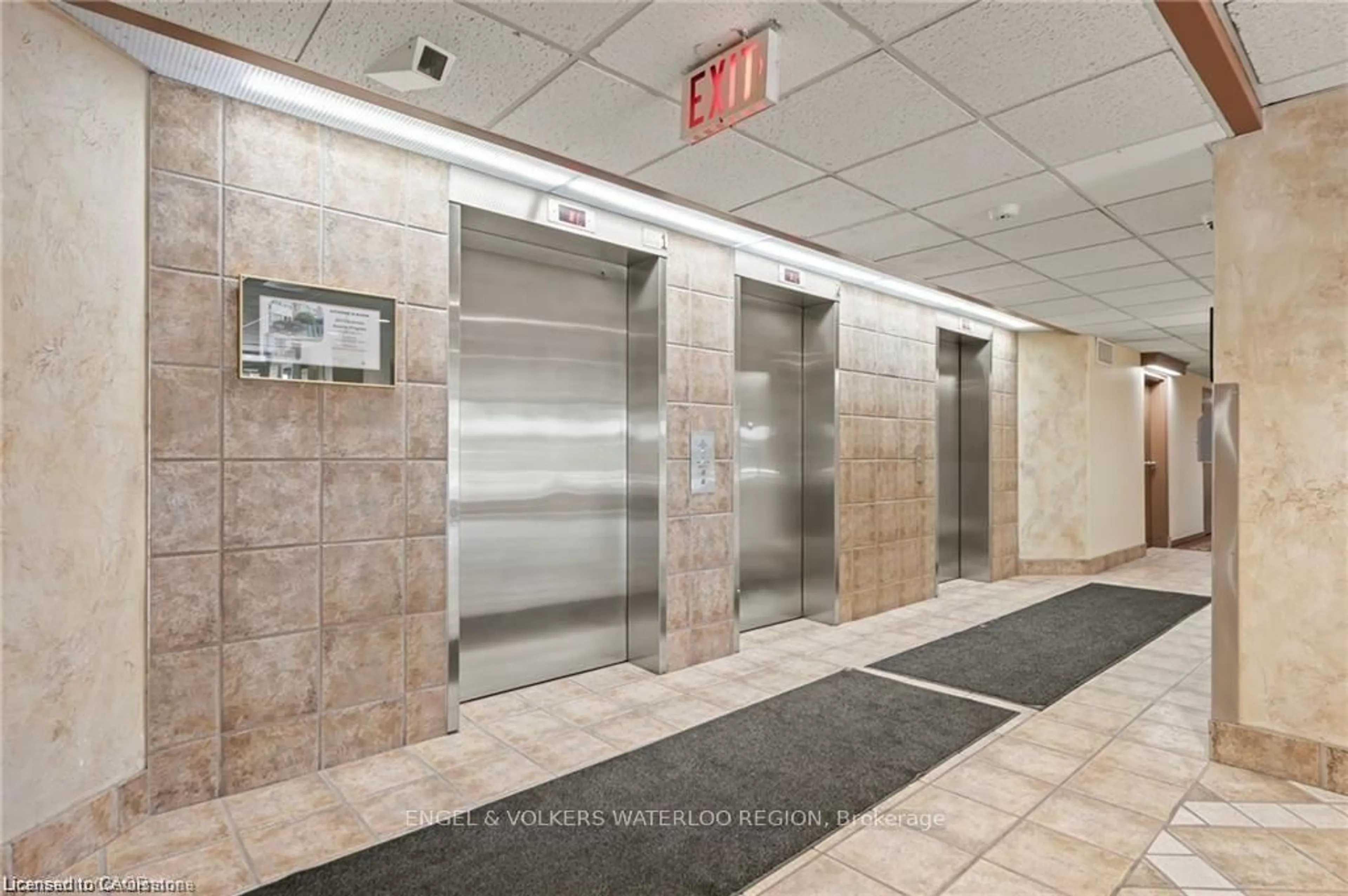Indoor foyer for 55 Green Valley Dr #1804, Kitchener Ontario N2P 1Z6
