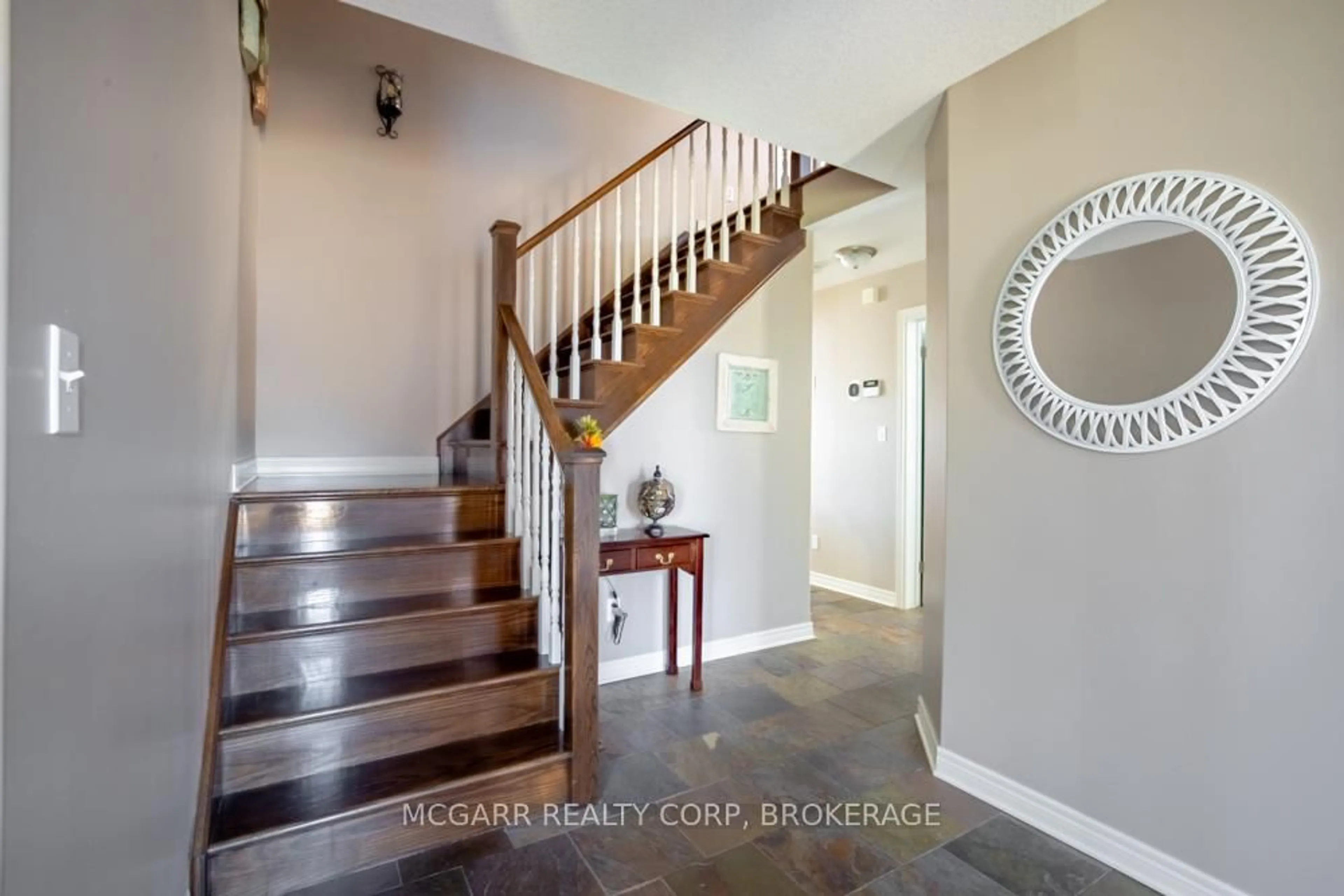 Indoor entryway for 38 Nicholas Dr, St. Catharines Ontario L2S 4C5
