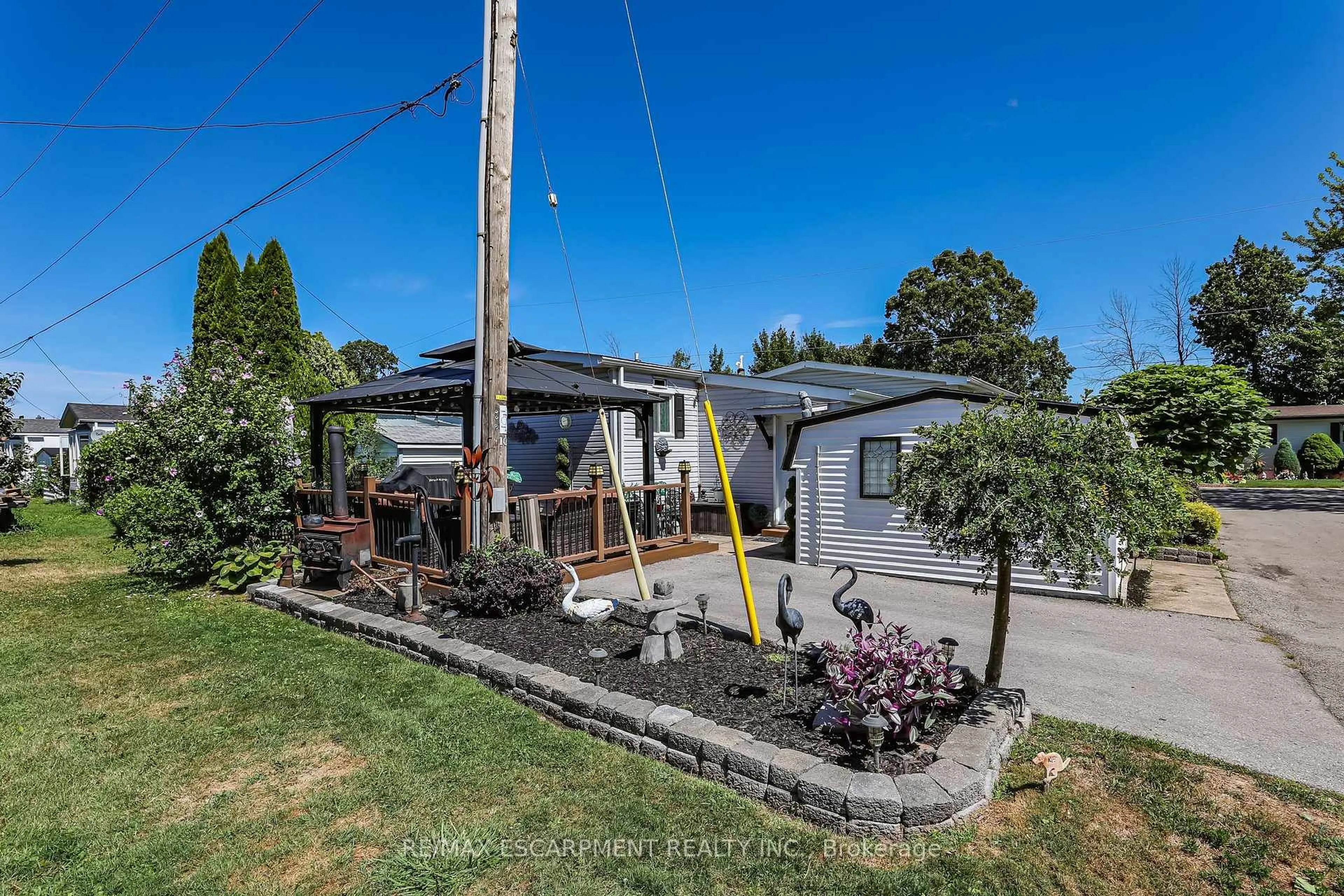 A pic from outside/outdoor area/front of a property/back of a property/a pic from drone, street for 4450 Timothy Lane, Lincoln Ontario L3J 0W1