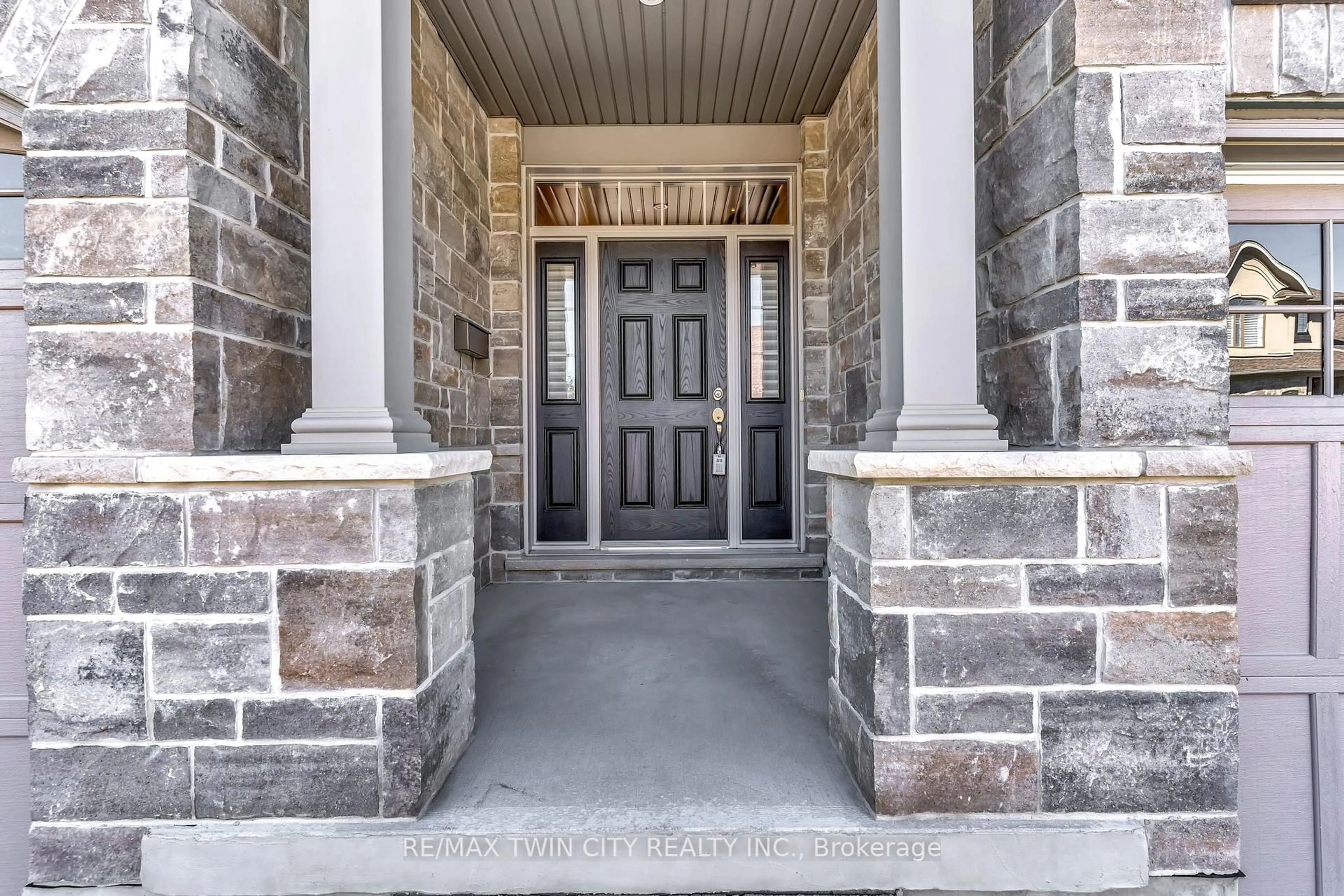 Indoor entryway for 435 Winchester Dr #53, Waterloo Ontario N2T 0B7