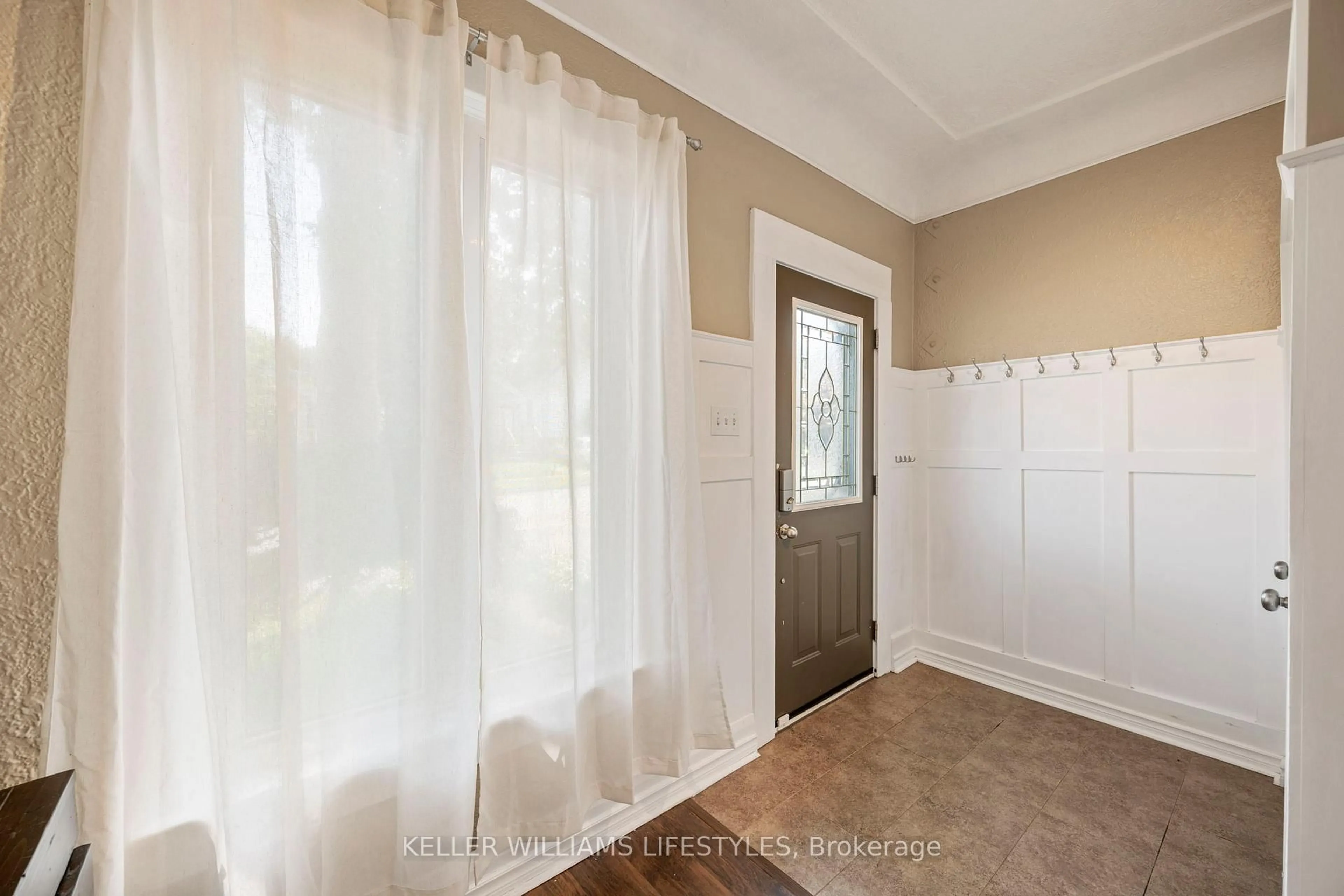 Indoor entryway for 57 Bedford Rd, London East Ontario N5Y 1Z5